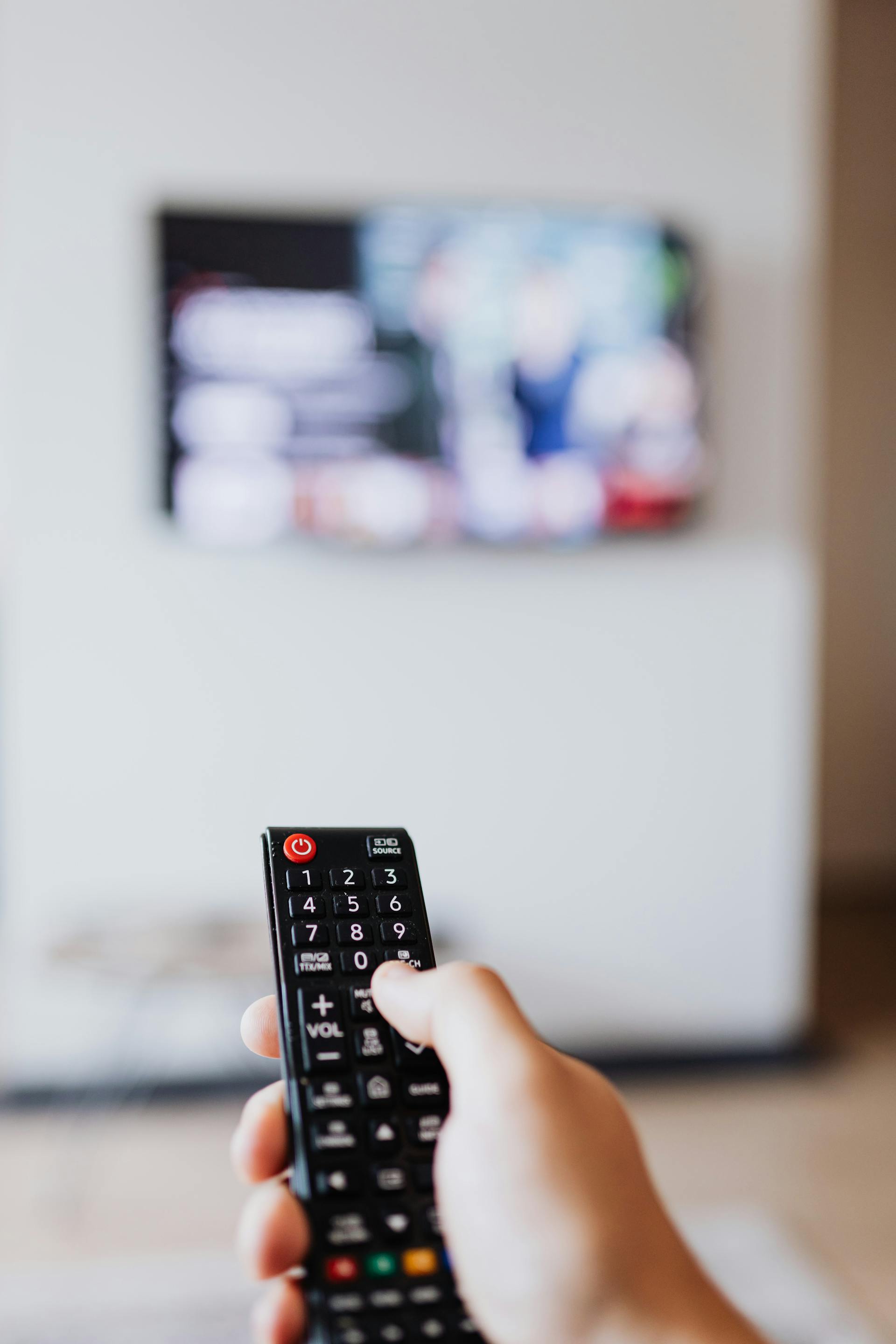 Mężczyzna trzymający pilota | Źródło: Pexels