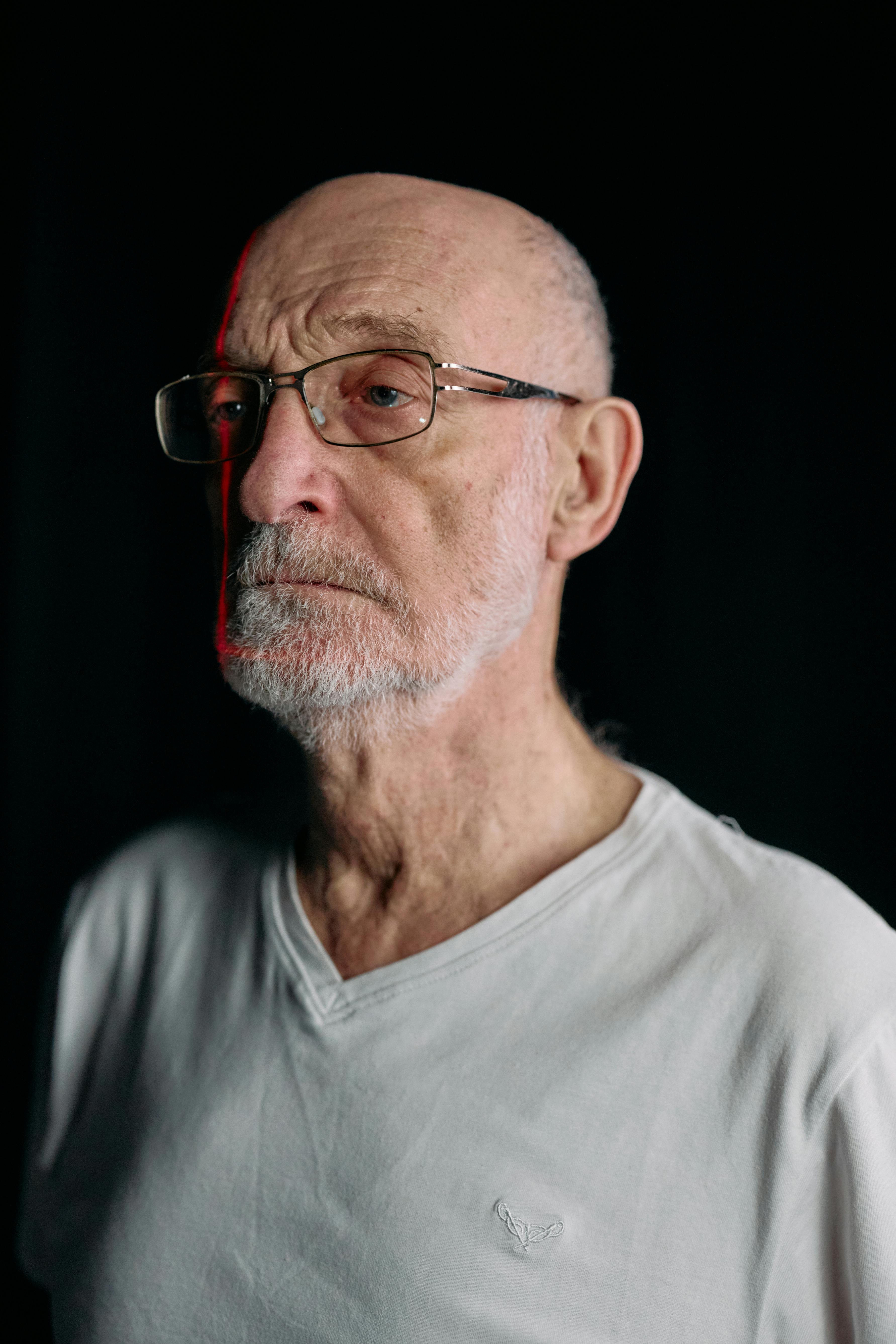 Ein mürrischer Mann | Quelle: Pexels