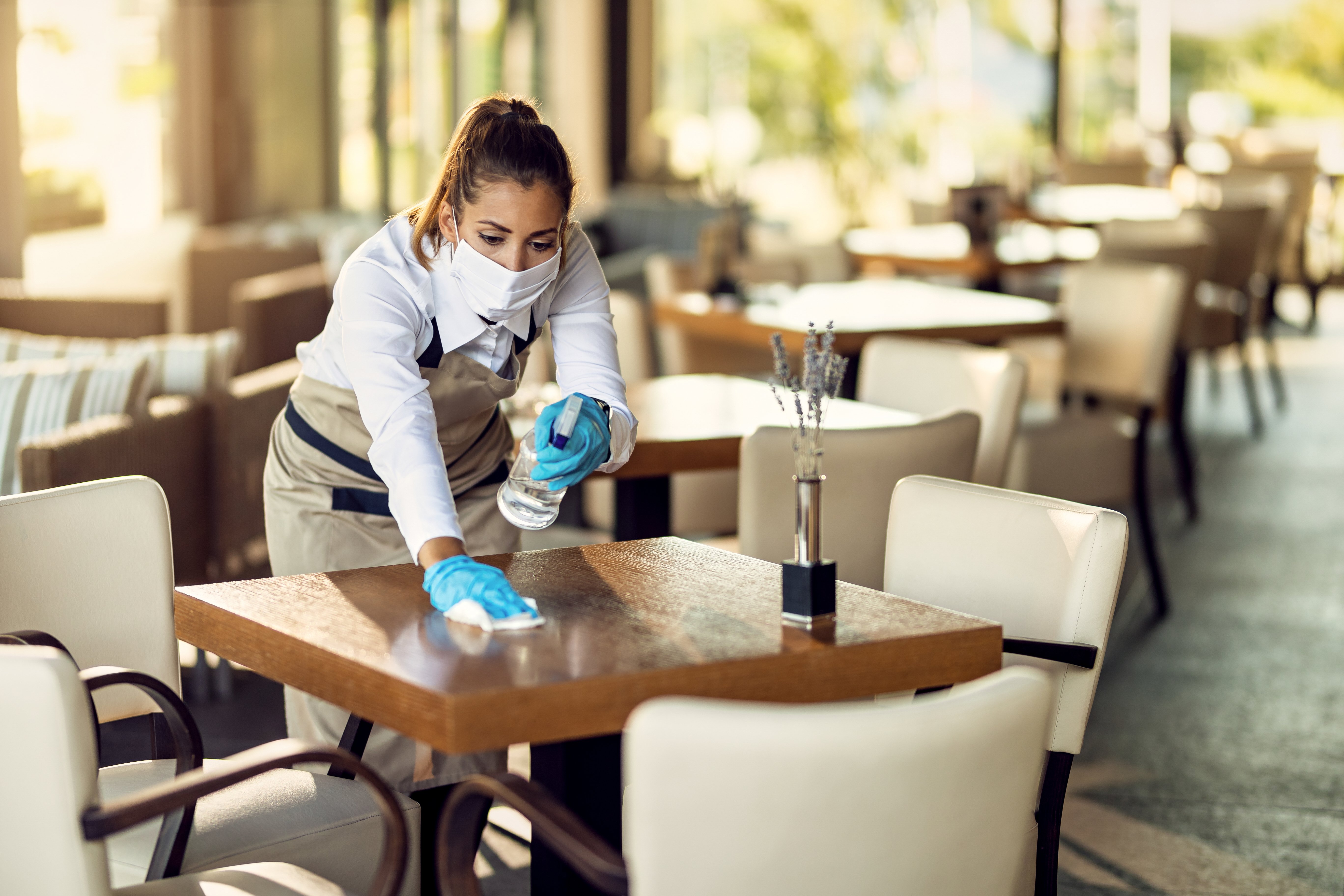 Kelsey räumte gerade auf und bereitete die Schließung des Restaurants vor, als sie Geraldine draußen sitzen sah. | Quelle: Shutterstock