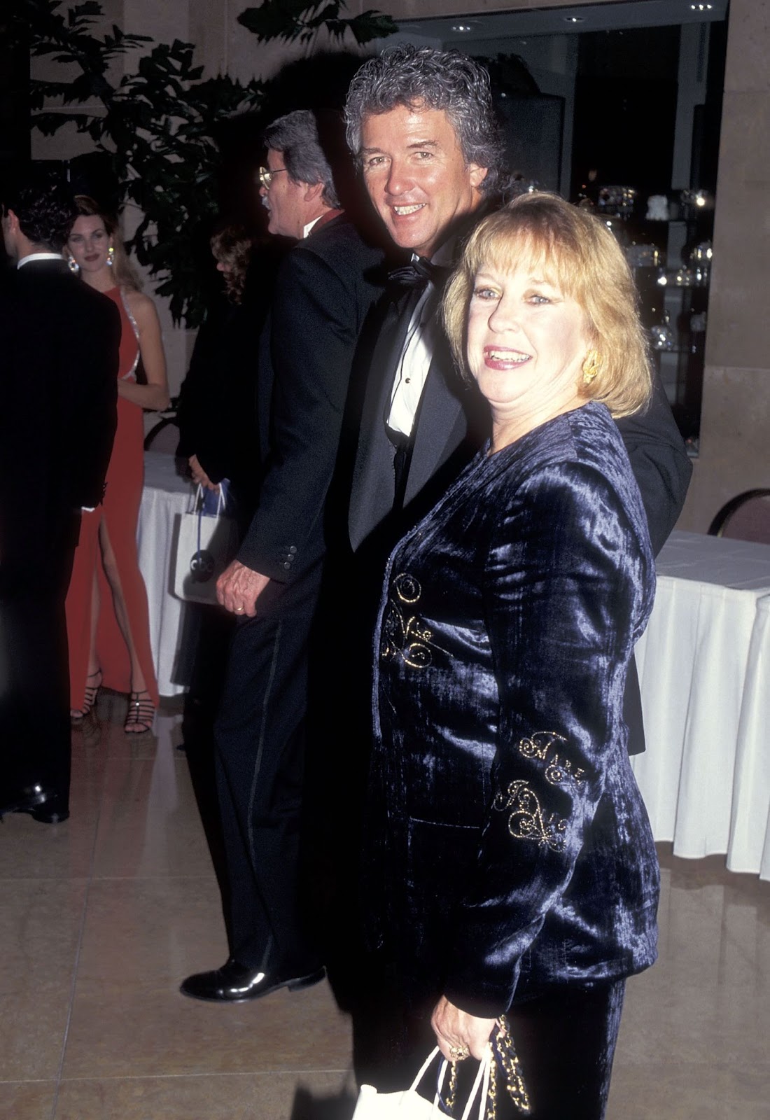 Patrick Duffy und Carlyn Rosser bei der 32. jährlichen Verleihung des „Entertainment Industry Humanitarian Award“ der National Conference of Christians & Jews zu Ehren von Robert Iger am 9. November 1995 in Beverly Hills, Kalifornien. | Quelle: Getty Images