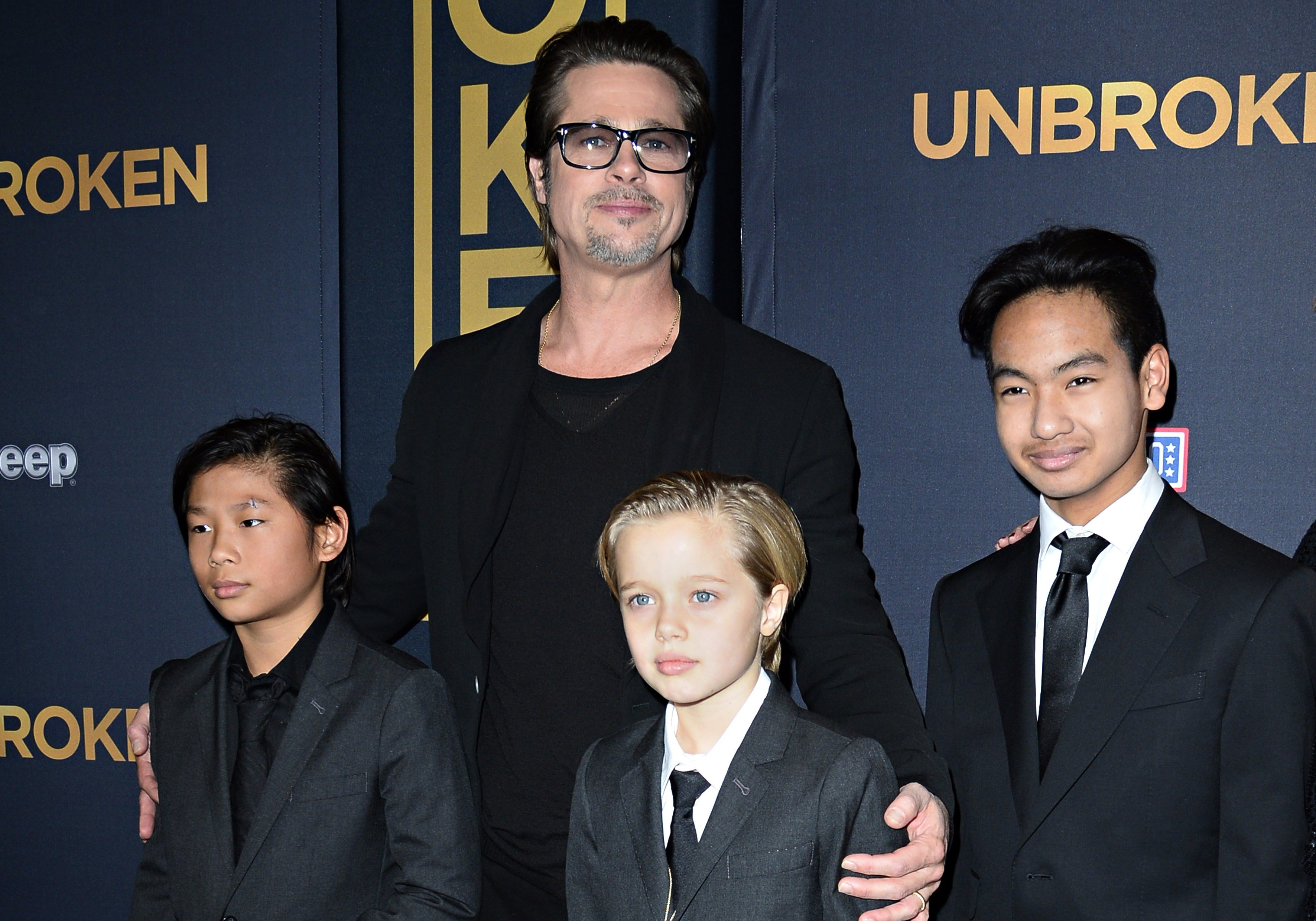 Brad Pitt, Pax, Shiloh und Maddox Jolie-Pitt bei der US-Premiere von "Unbroken" am 15. Dezember 2014 in Hollywood, Kalifornien | Quelle: Getty Images