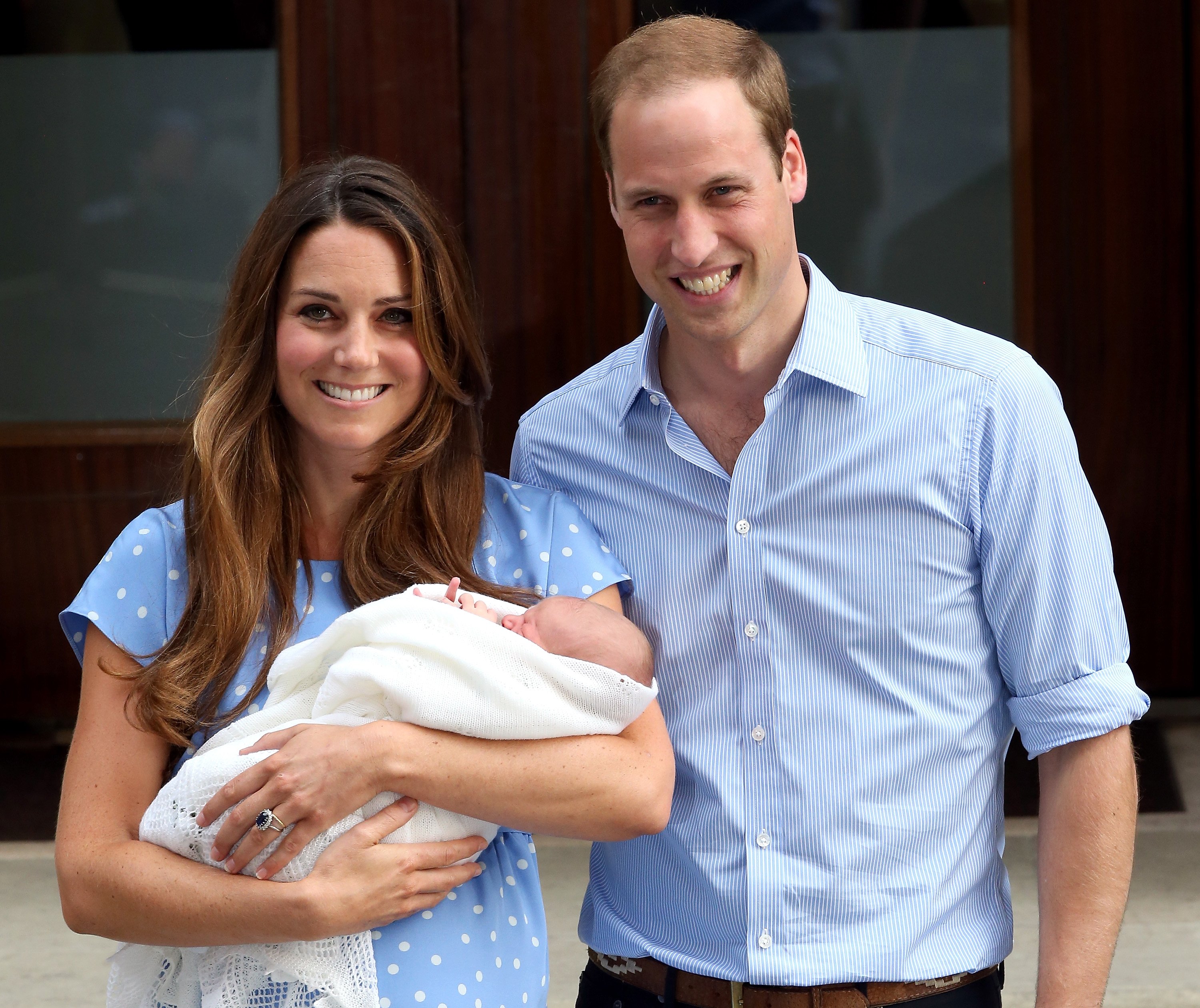 Prinz William, Herzog von Cambridge, und Catherine, Herzogin von Cambridge, verlassen am 23. Juli 2013 mit ihrem neugeborenen Sohn den Lindo-Flügel im St. Mary's Hospital in London, England. | Quelle: Getty Images