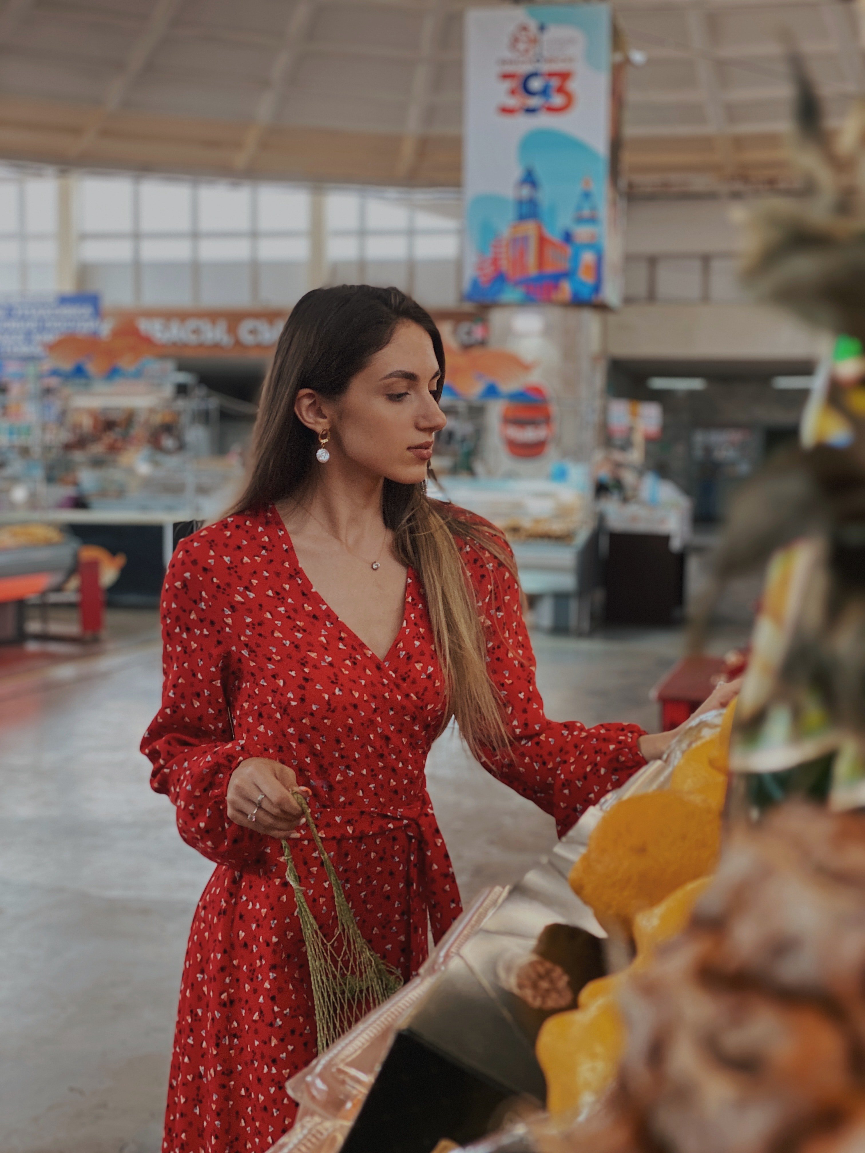 Maria hat sich im Supermarkt ein paar Snacks geholt, weil sie hungrig war. | Quelle: Pexels