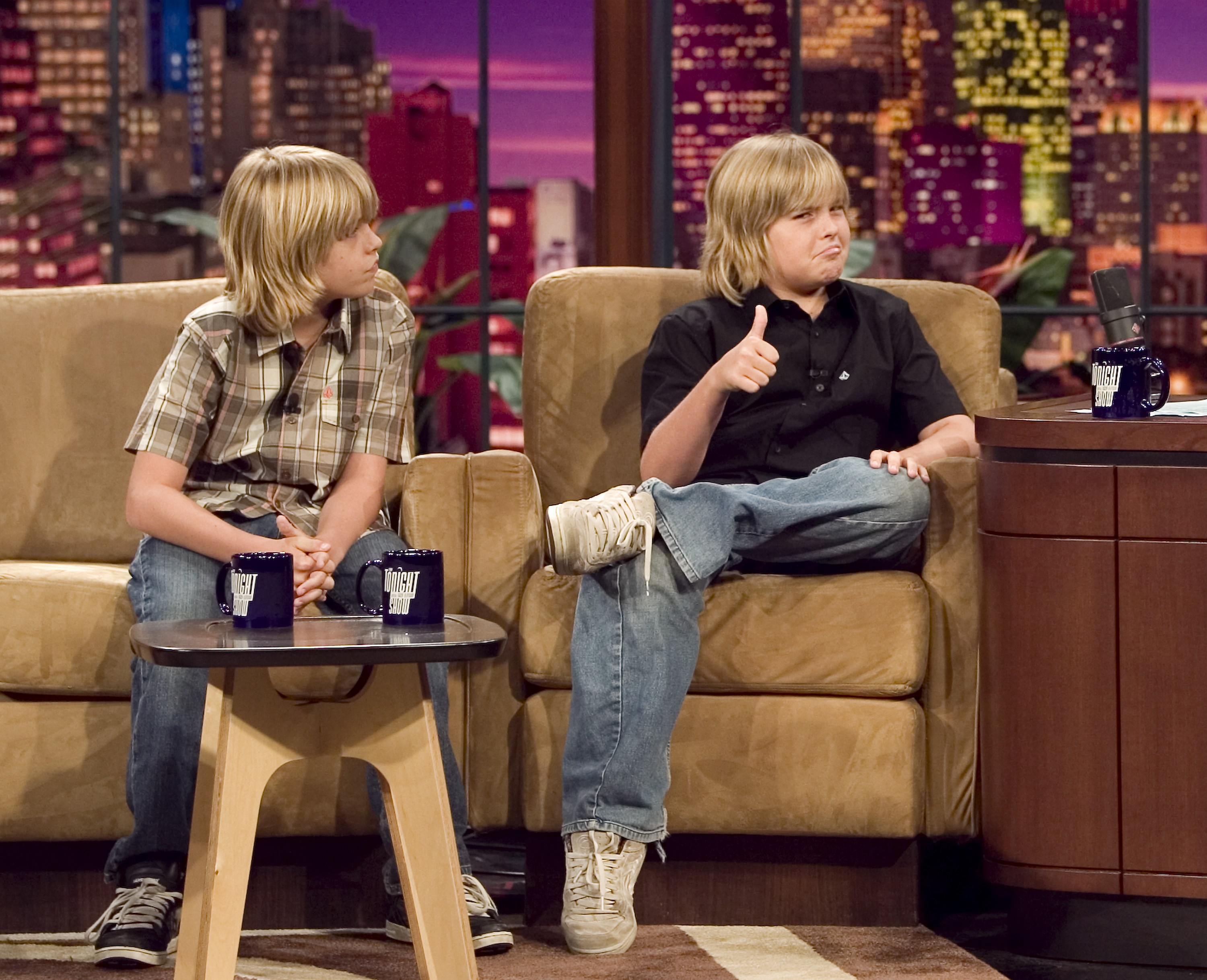 Cole und Dylan Sprouse in der "The Tonight Show with Jay Leno" am 25. September 2006. | Quelle: Getty Images