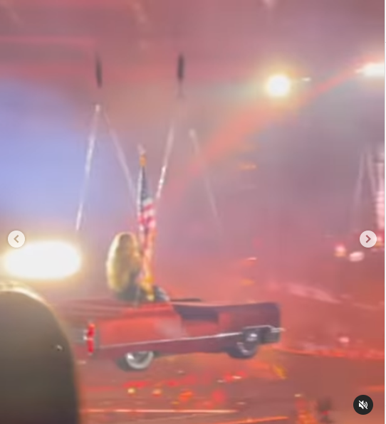 Ein Foto aus einem Video, das zeigt, wie Beyoncé während ihres Konzerts in Los Angeles auf einem schwebenden Auto im amerikanischen Stil über die Bühne fährt, gepostet am 10. Mai 2025 | Quelle: Instagram/meghan