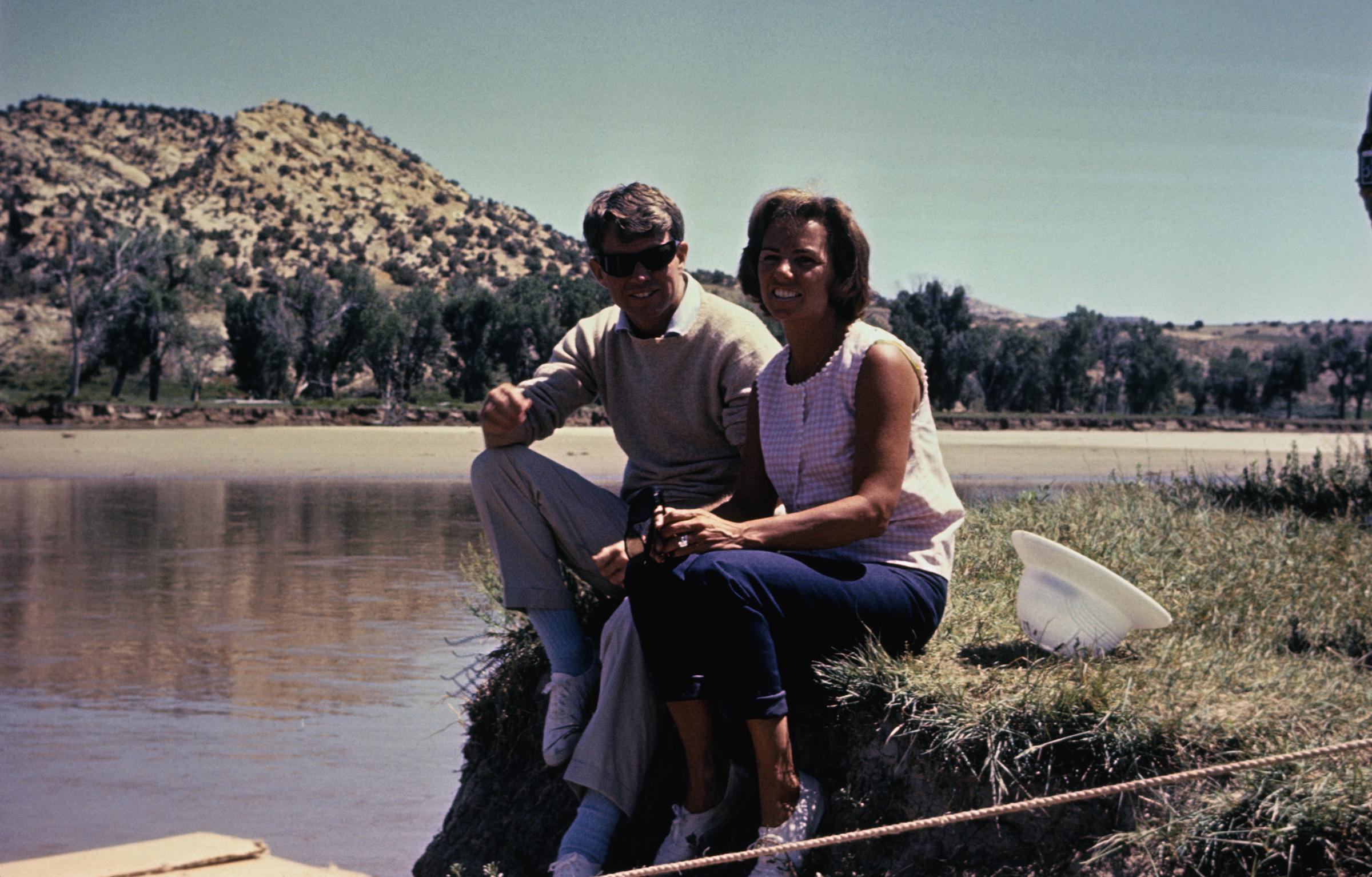 Robert F. Kennedy und Ethel Kennedy am Ufer des Tampa River im Jahr 1965 | Quelle: Getty Images