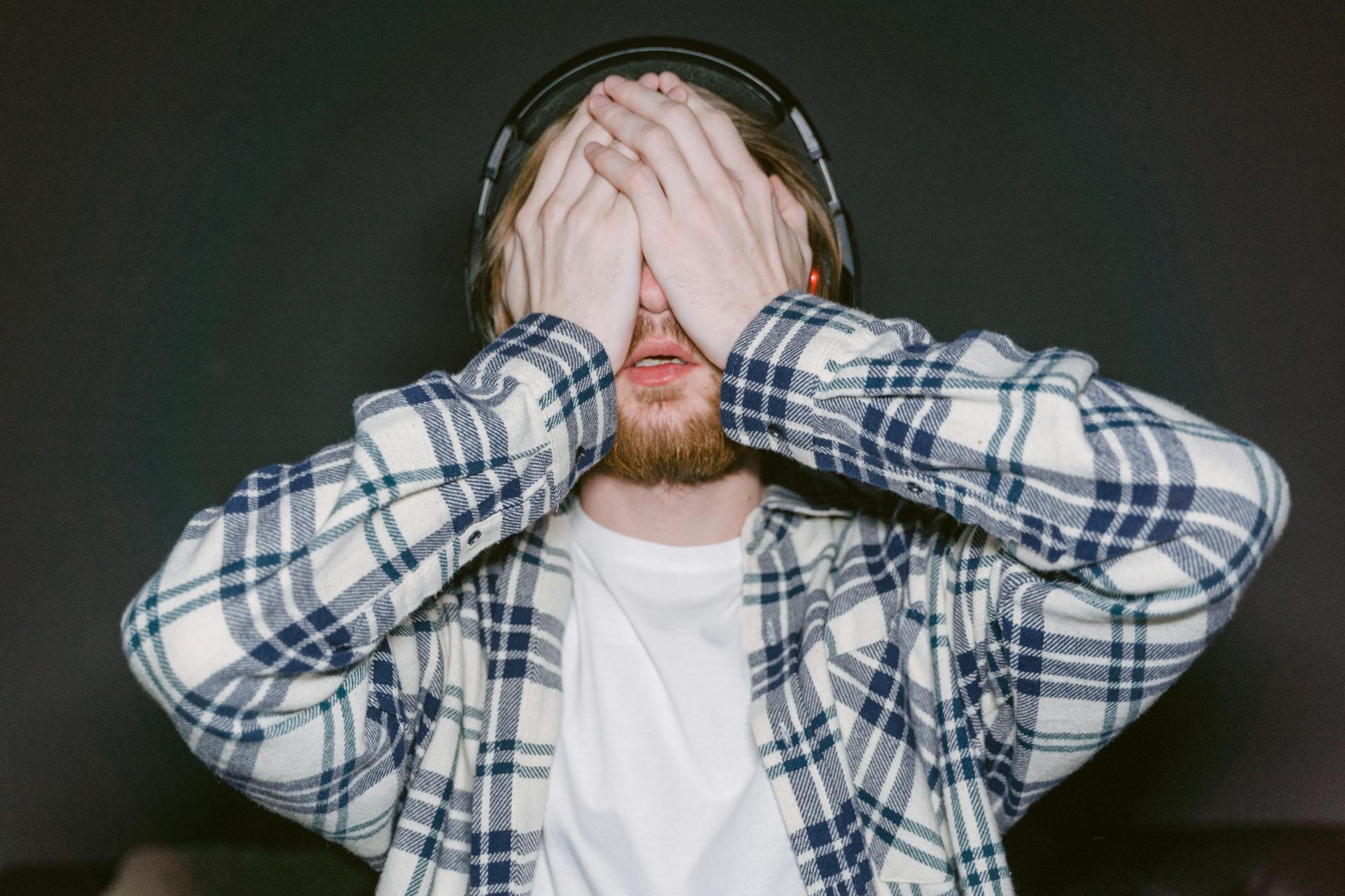 Ein frustrierter Mann | Quelle: Pexels