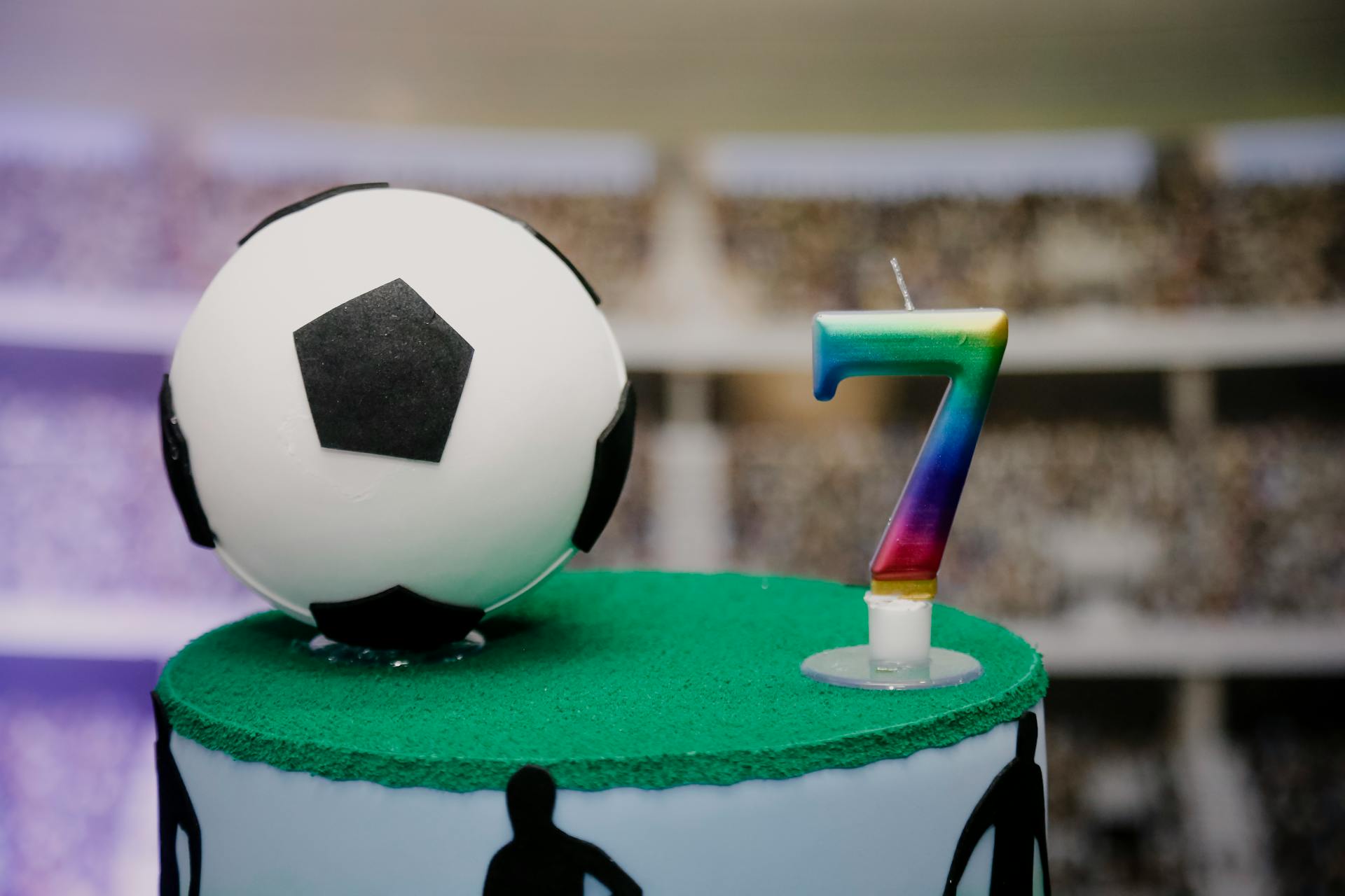 Ein Kuchen zum 7. Geburtstag mit einem Fußball oben drauf | Quelle: Pexels