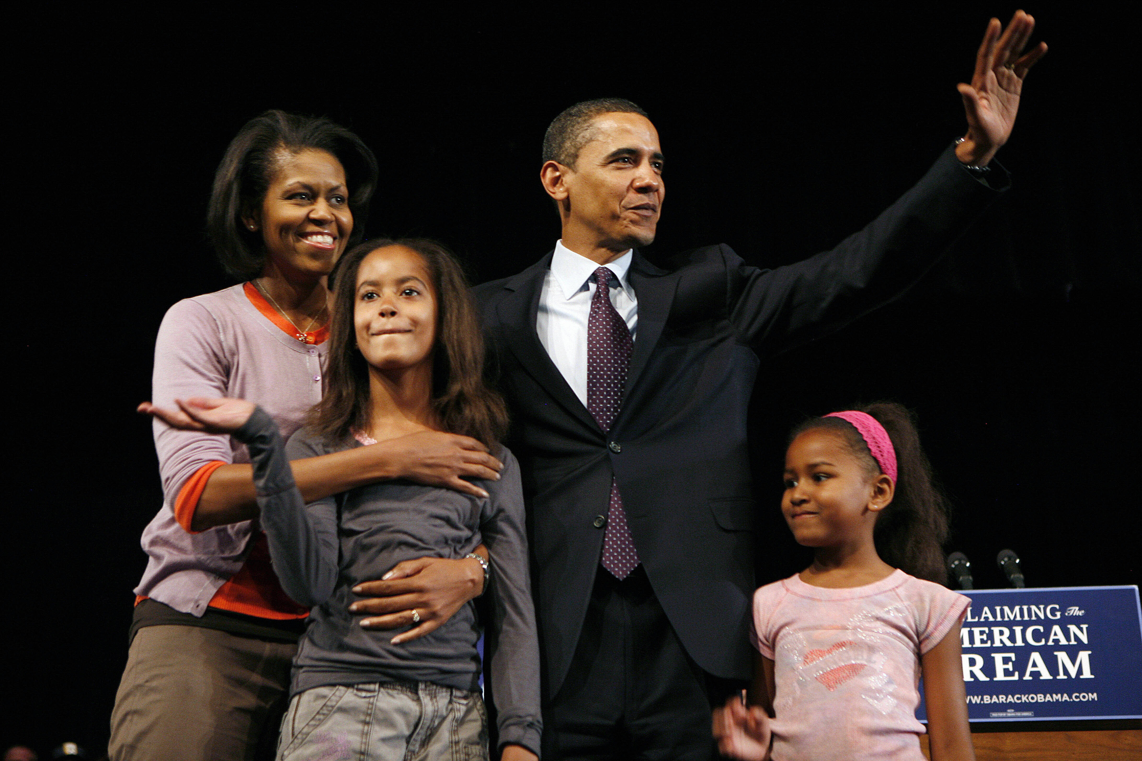 Die Töchter des ehemaligen Präsidenten wurden von Beginn des historischen Wahlkampfs an öffentlich mit ihren berühmten Eltern verglichen. Auf diesem Foto stehen der damalige Präsidentschaftskandidat Barack Obama, seine Frau Michelle und die Töchter Malia und Sasha Obama nach einer Wahlkampfrede an der Lawrence North High School am 3. Mai 2008 in Indianapolis, Indiana, gemeinsam auf. | Quelle: Getty Images