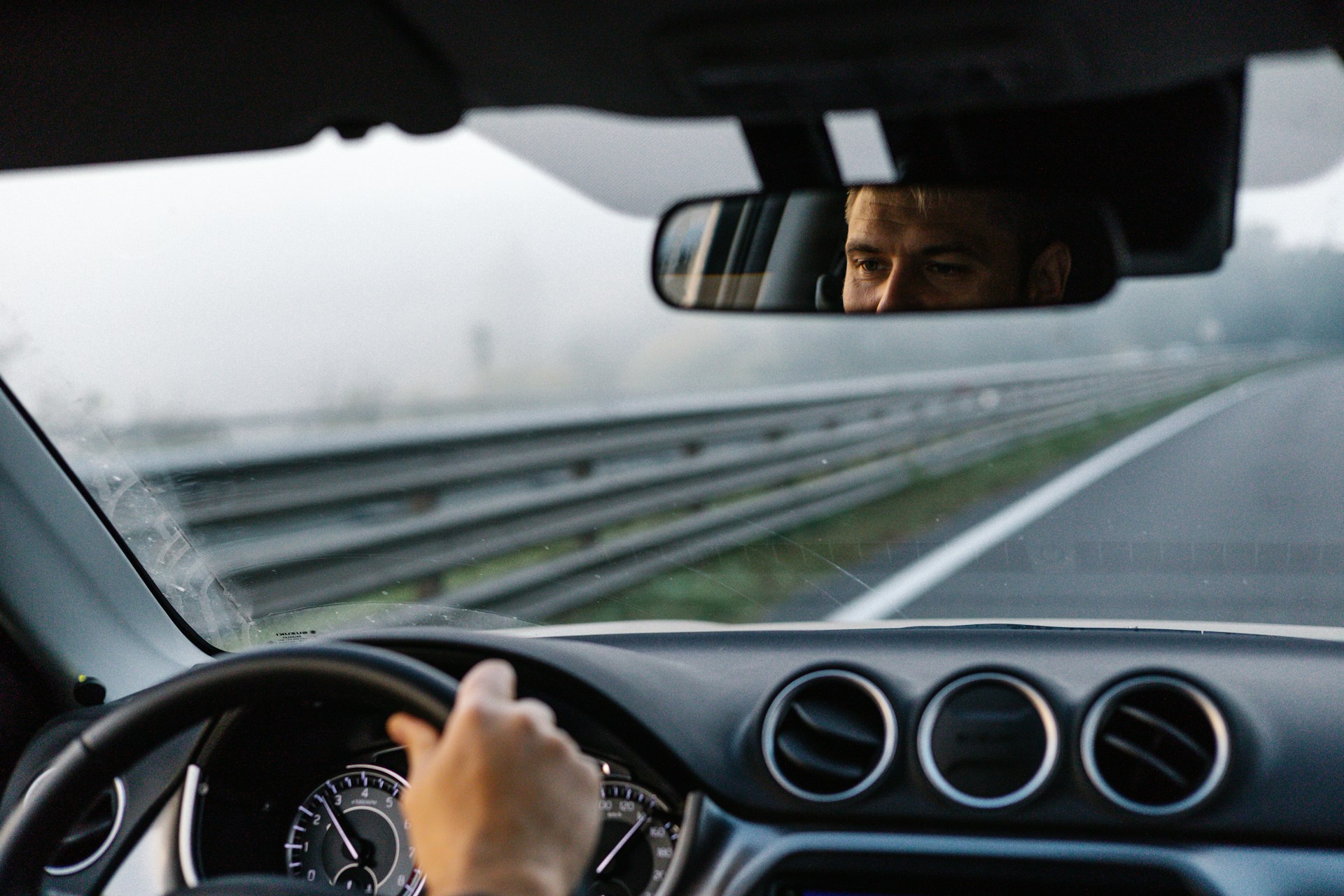 Ein Mann am Steuer eines Autos | Quelle: Unsplash