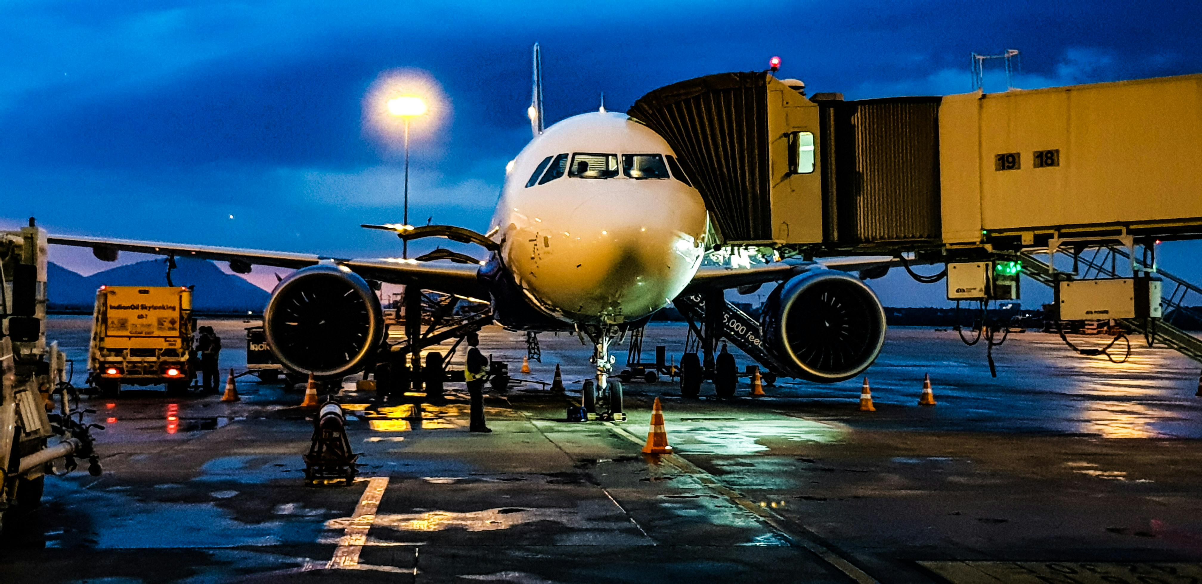 Eine Nahaufnahme eines Flugzeugs | Quelle: Pexels