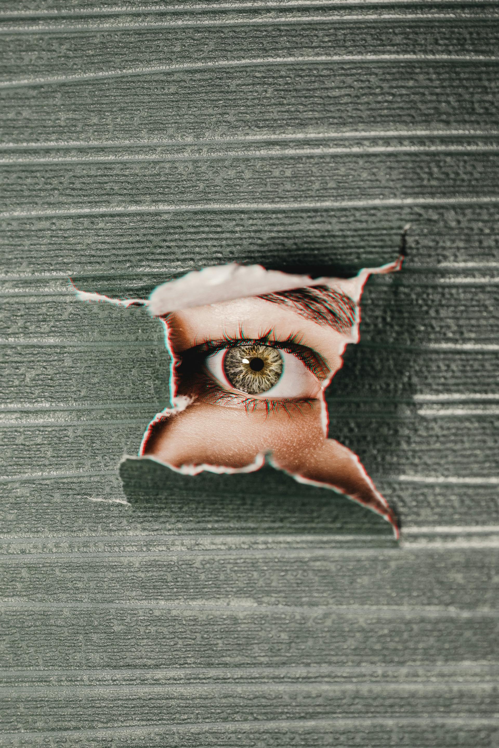 Ein Auge, das durch eine Wand blickt | Quelle: Pexels
