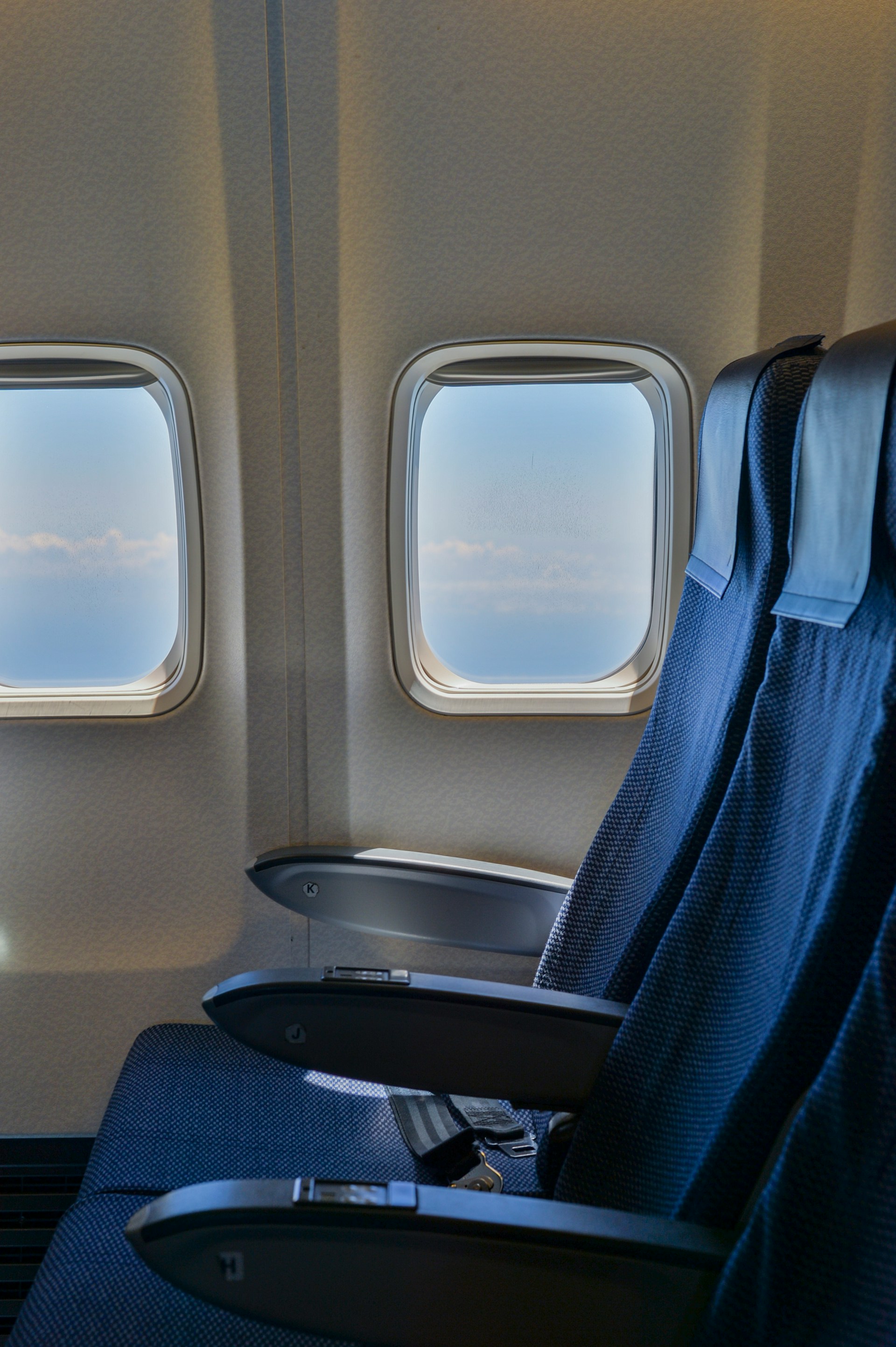 Leere Sitze auf einem Flug | Quelle: Unsplash
