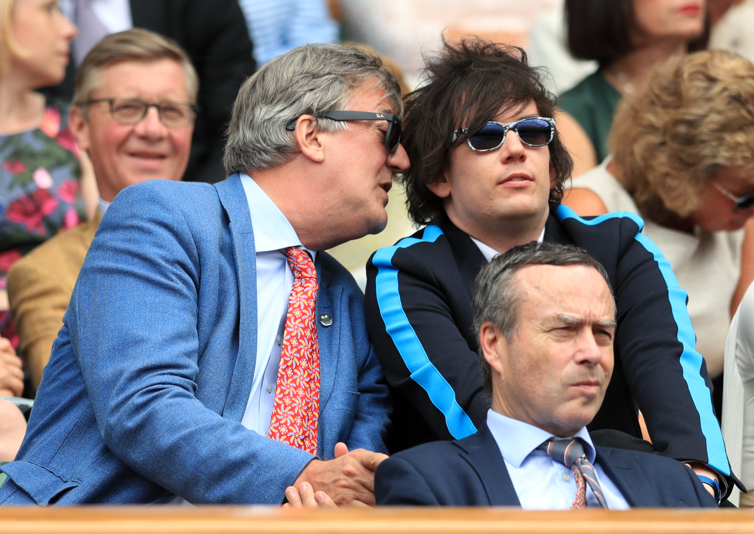 Stephen Fry und Elliott Spencer während der Wimbledon Championships 2017. | Quelle: Getty Images