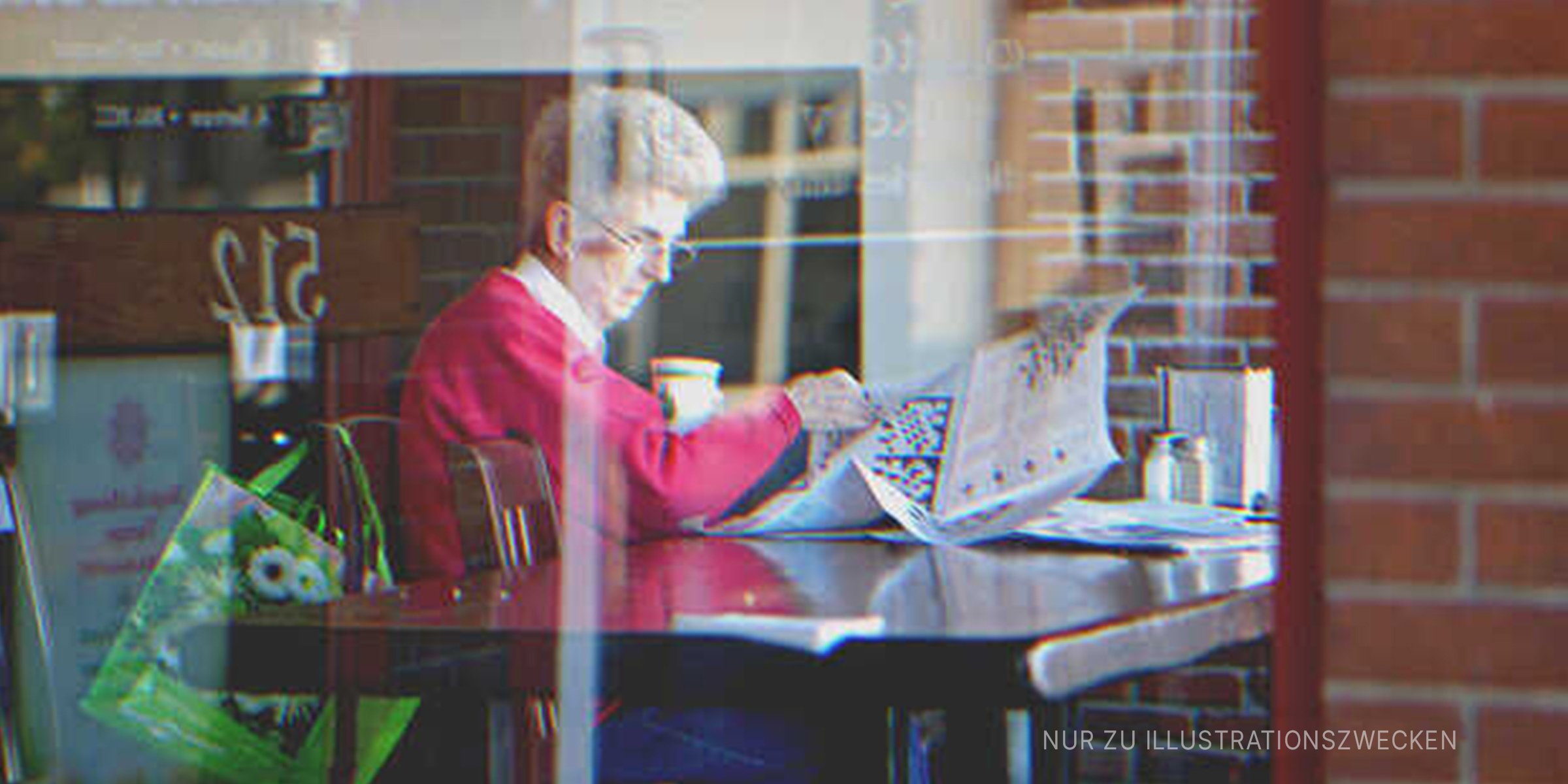 Eine alte Dame in einem Restaurant. | Quelle: Shutterstock