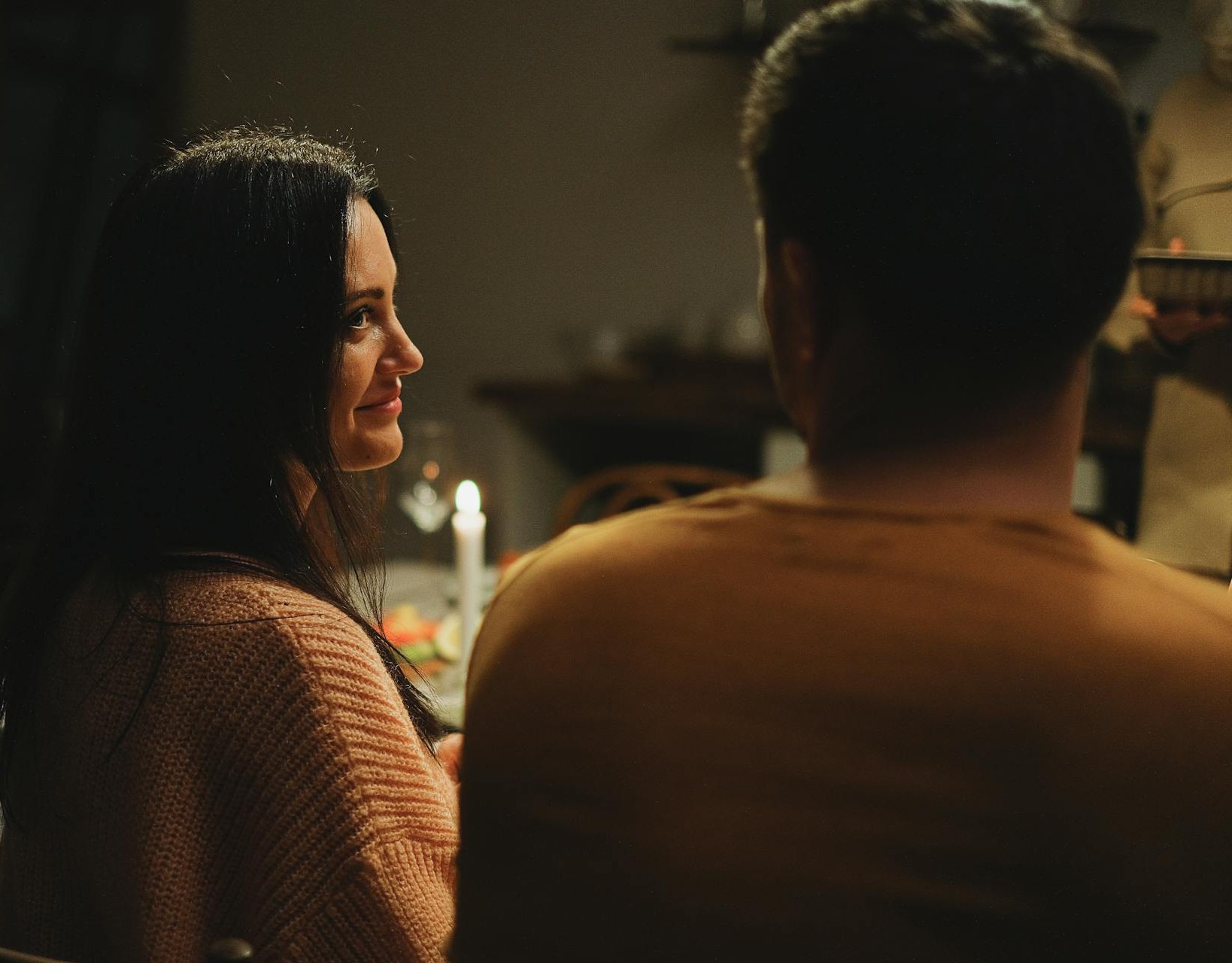 Ein Paar, das sich beim Abendessen anlächelt | Quelle: Pexels