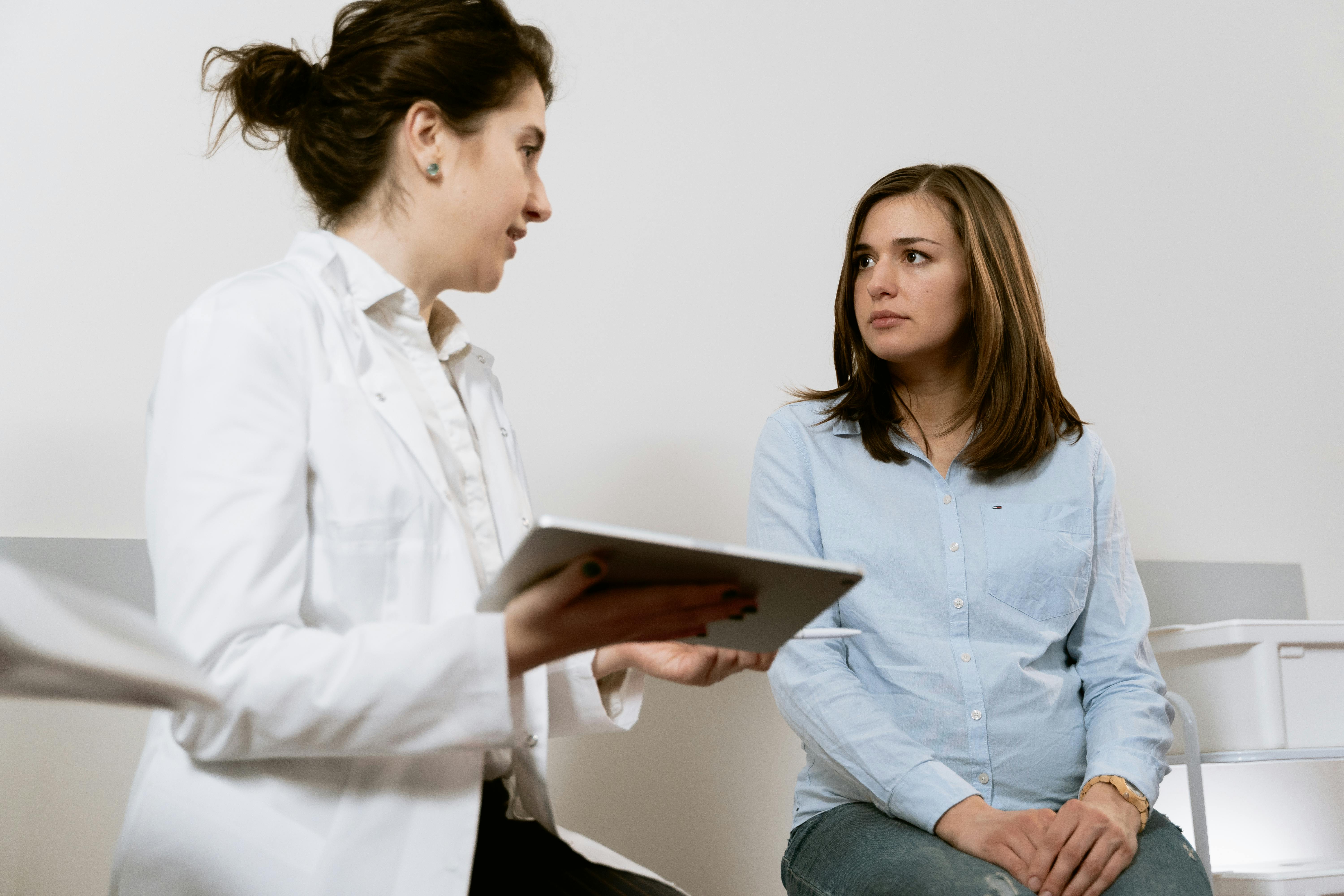 Eine Frau erhält schlechte Nachrichten von ihrem Arzt | Quelle: Pexels