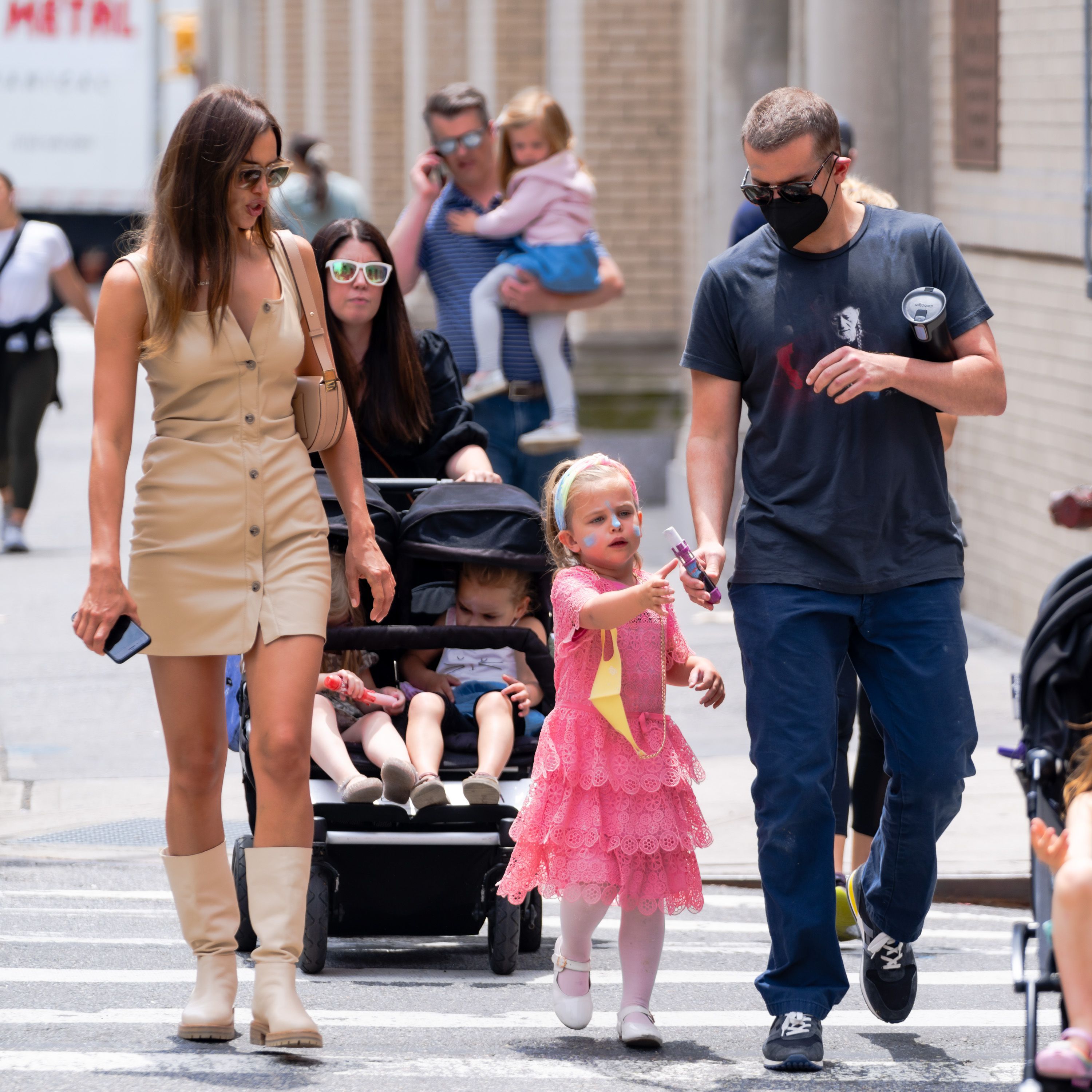 Irina Shayk und Bradley Cooper wurden am 2. Juni 2021 mit ihrer Tochter Lea De Seine Shayk Cooper in New York City gesehen. | Quelle: Getty Images