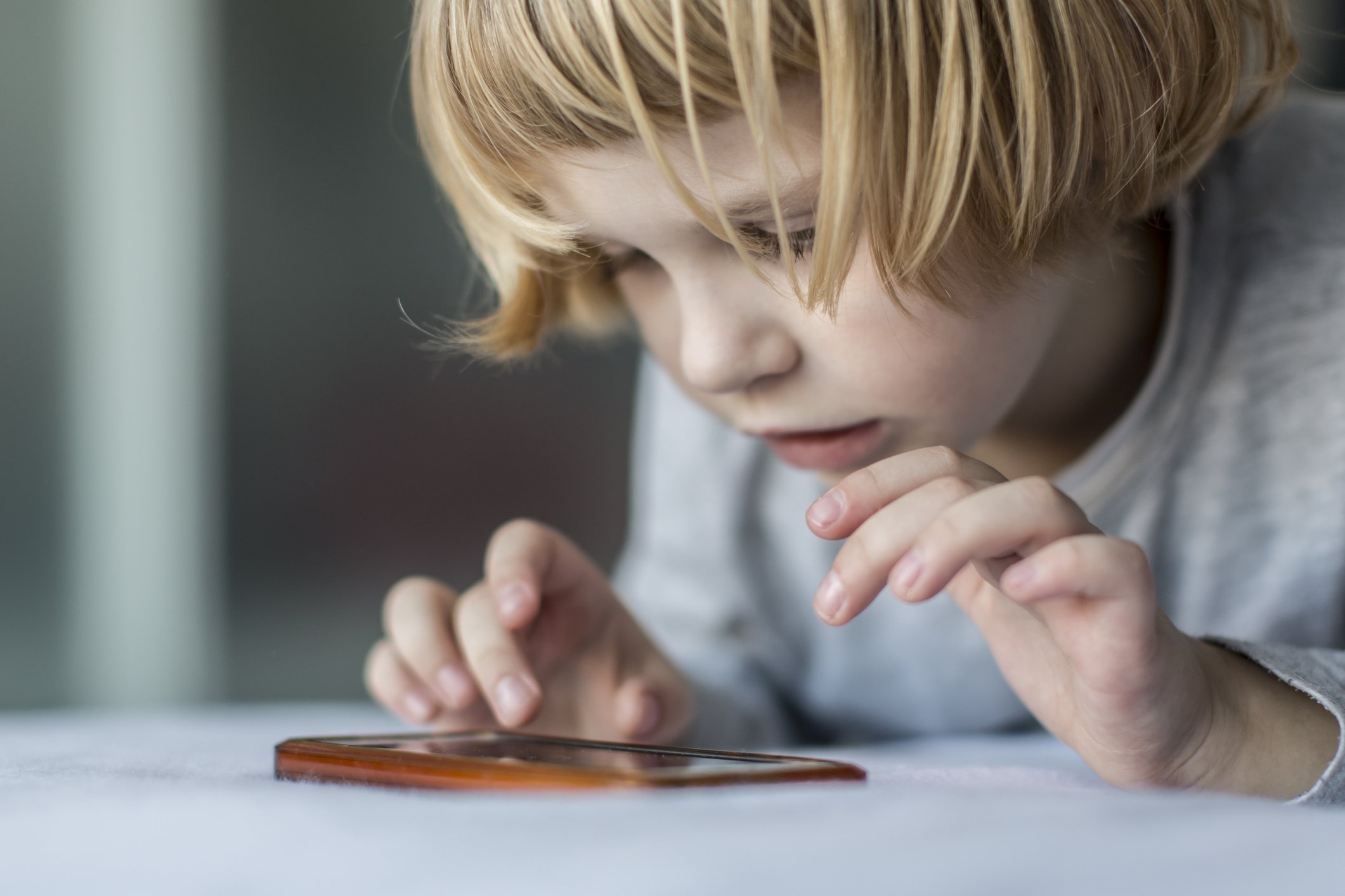 Kleiner Junge spielt mit Handy im Bett I Quelle: Getty Images