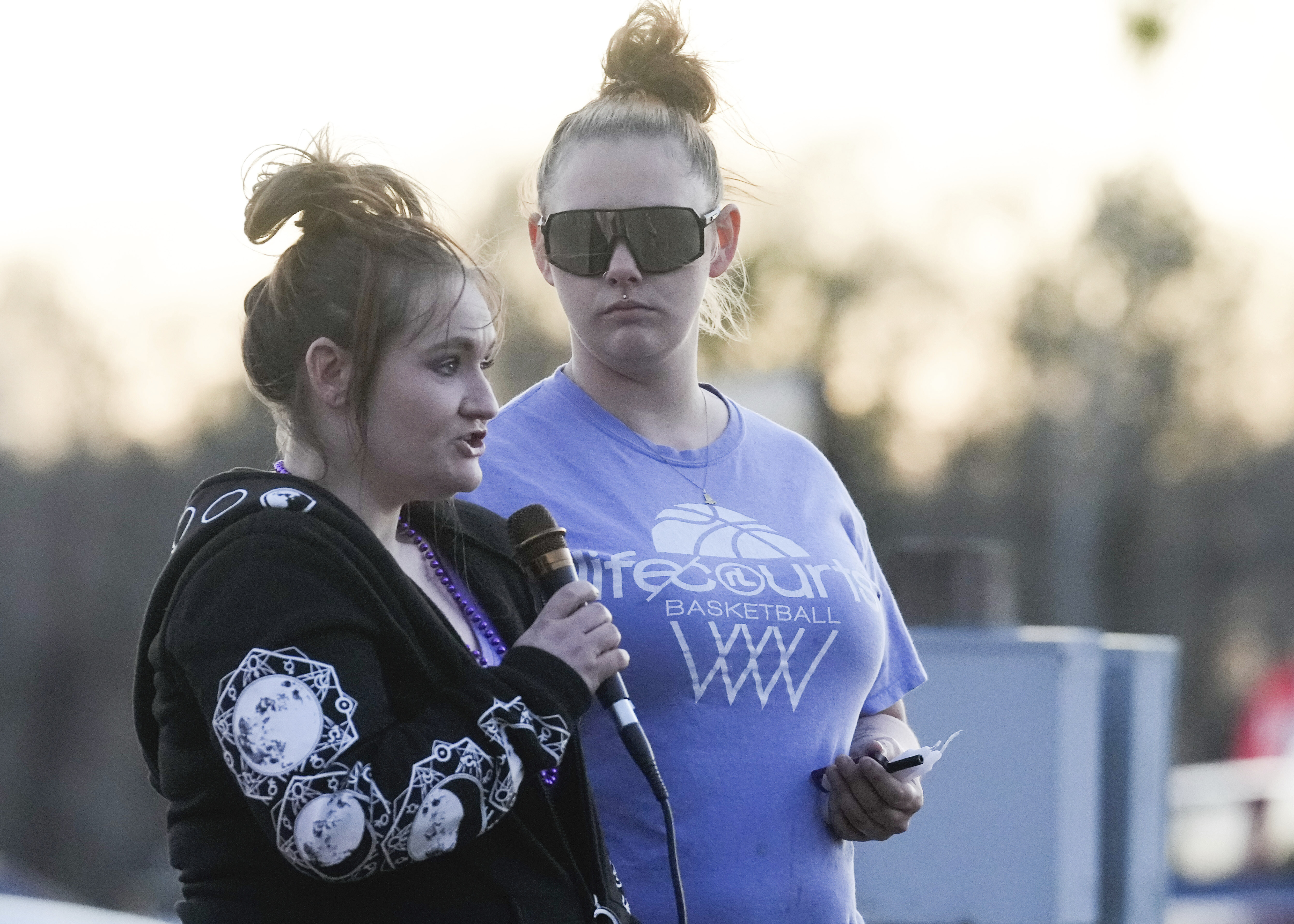 Audrii Cunninghams Mutter Cassie Matthews und eine nicht identifizierte Frau bei Audrii Cunninghams Mahnwache in Livingston, Texas am 21. Februar 2024 | Quelle: Getty Images