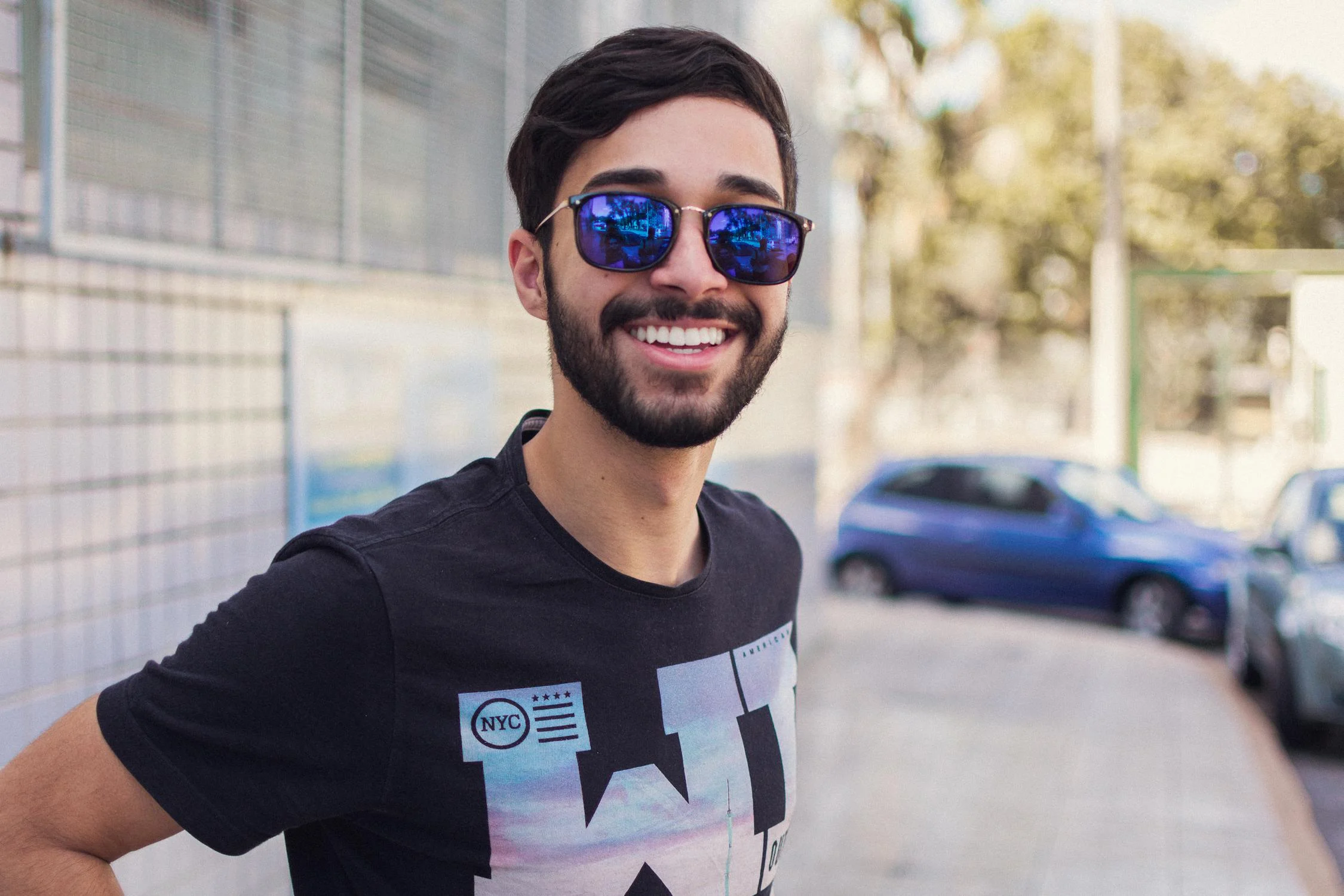 Ein glücklicher Mann mit Sonnenbrille | Quelle: Pexels