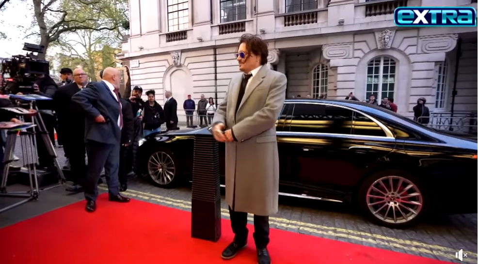 Johnny Depp steht vor einer Menschenmenge bei der "Jeanne du Barry"-Premiere in London, England. | Quelle: Facebook/extra