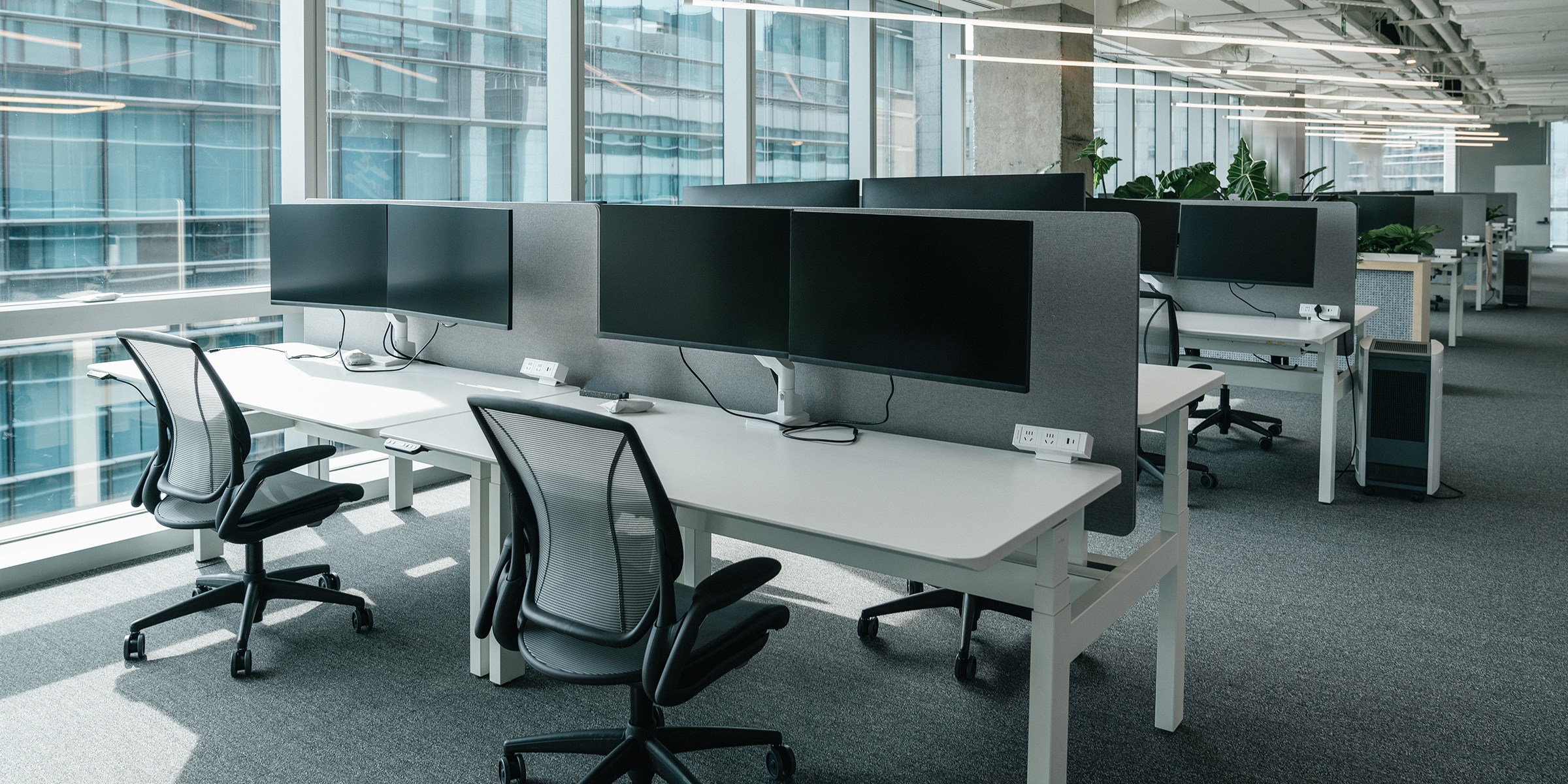 Ein modernes Büro mit leeren Arbeitsplätzen | Quelle: Shutterstock