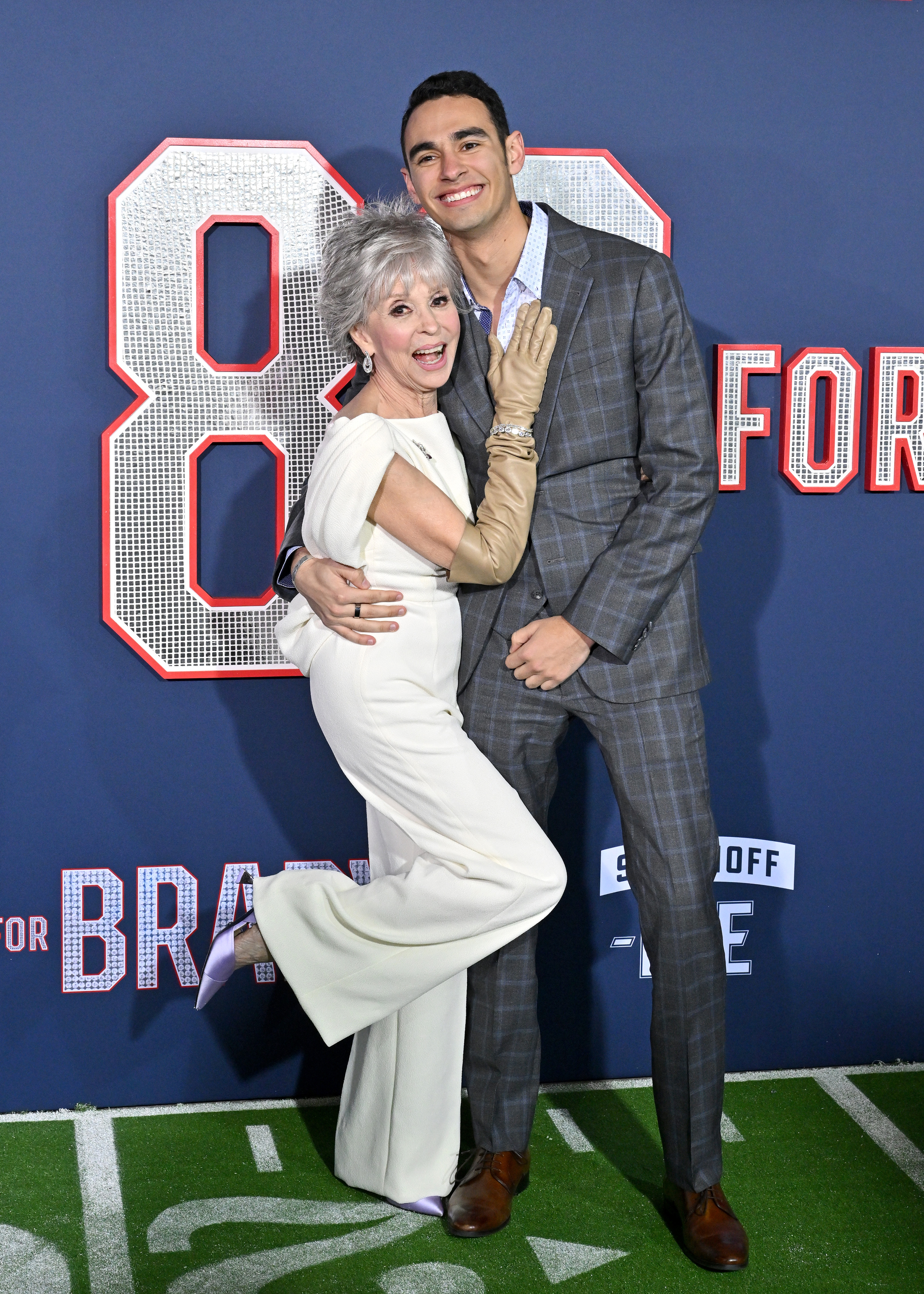 Rita Moreno und Justin Fisher besuchen die Premiere von "80 For Brady" am 31. Januar 2023 in Los Angeles, Kalifornien. | Quelle: Getty Images