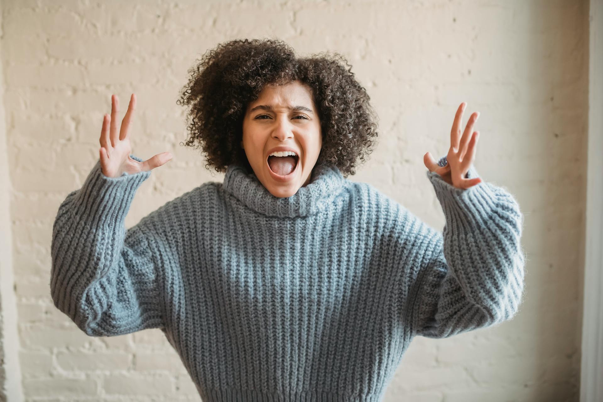 Eine Frau schreit jemanden an | Quelle: Pexels