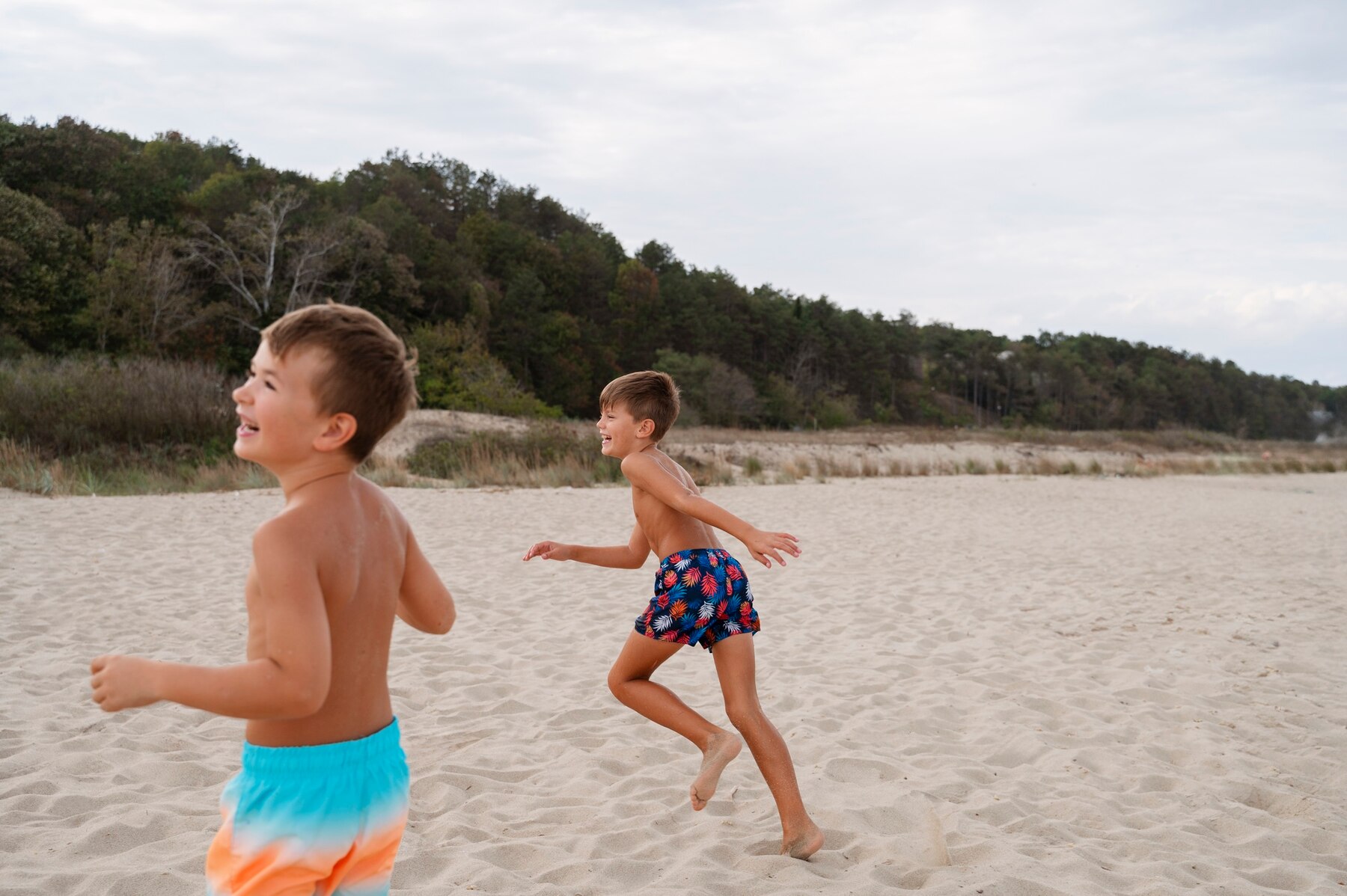 Jungen spielen am Strand | Quelle: Freepik