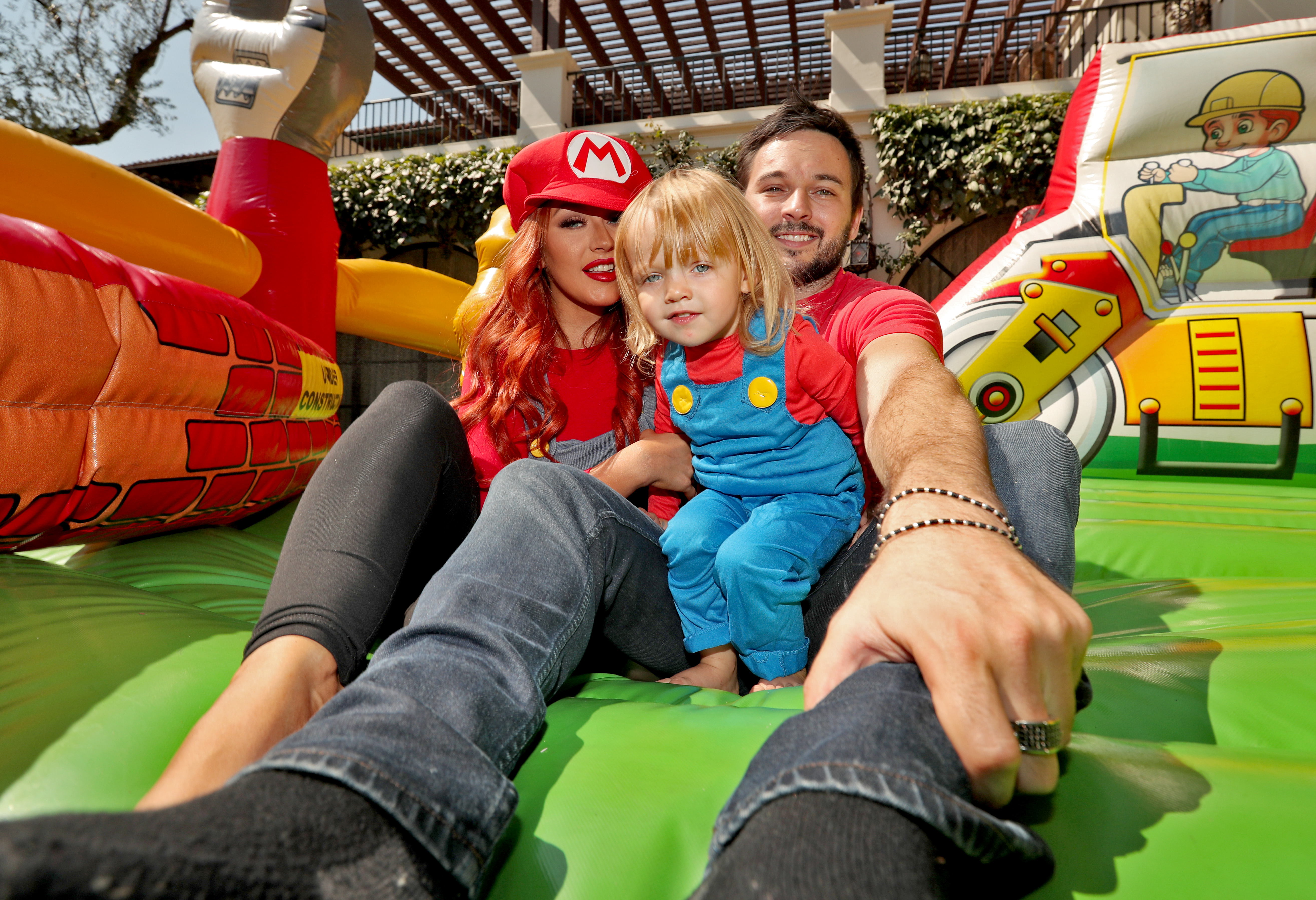 Christina Aguilera und Matthew Rutler mit ihrer Tochter Summer Rain Rutler während Summers zweiter Geburtstagsparty in Beverly Hills, Kalifornien am 20. August 2016. | Quelle: Getty Images