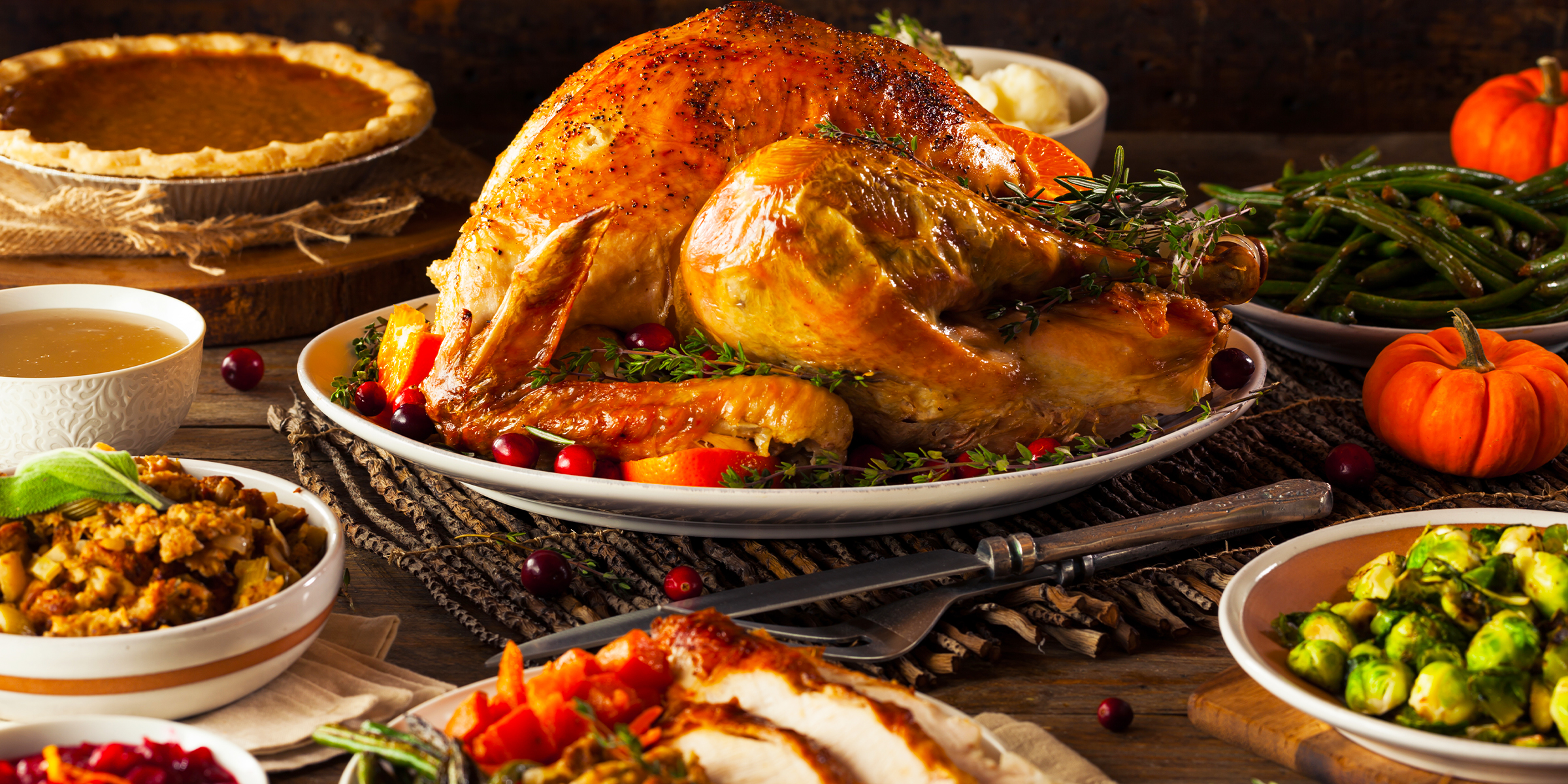 Hausgemachter gebratener Thanksgiving-Truthahn mit Beilagen | Quelle: Shutterstock