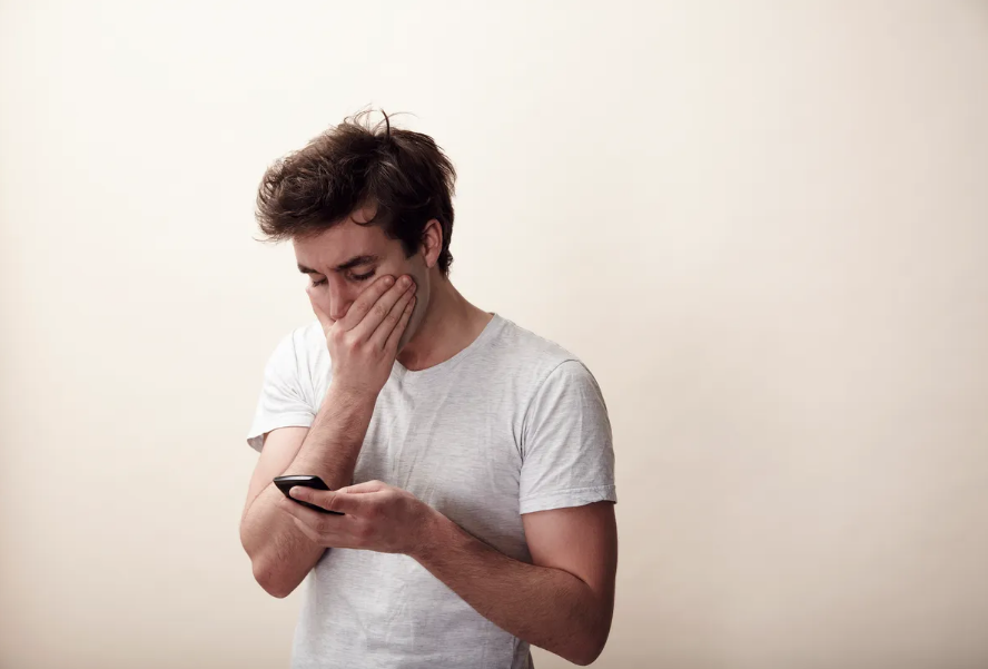 Ein Mann schaut auf sein Telefon | Quelle: Getty Images