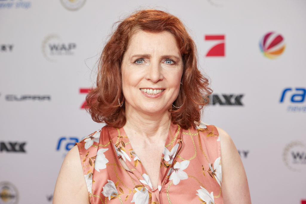 02 September 2022, Hamburg: Monica Lierhaus, Journalistin, steht auf dem roten Teppich beim Photocall anlässlich des 30-jährigen Jubiläums der Entertainmentmarke Seven.One. | Quelle: Getty Images