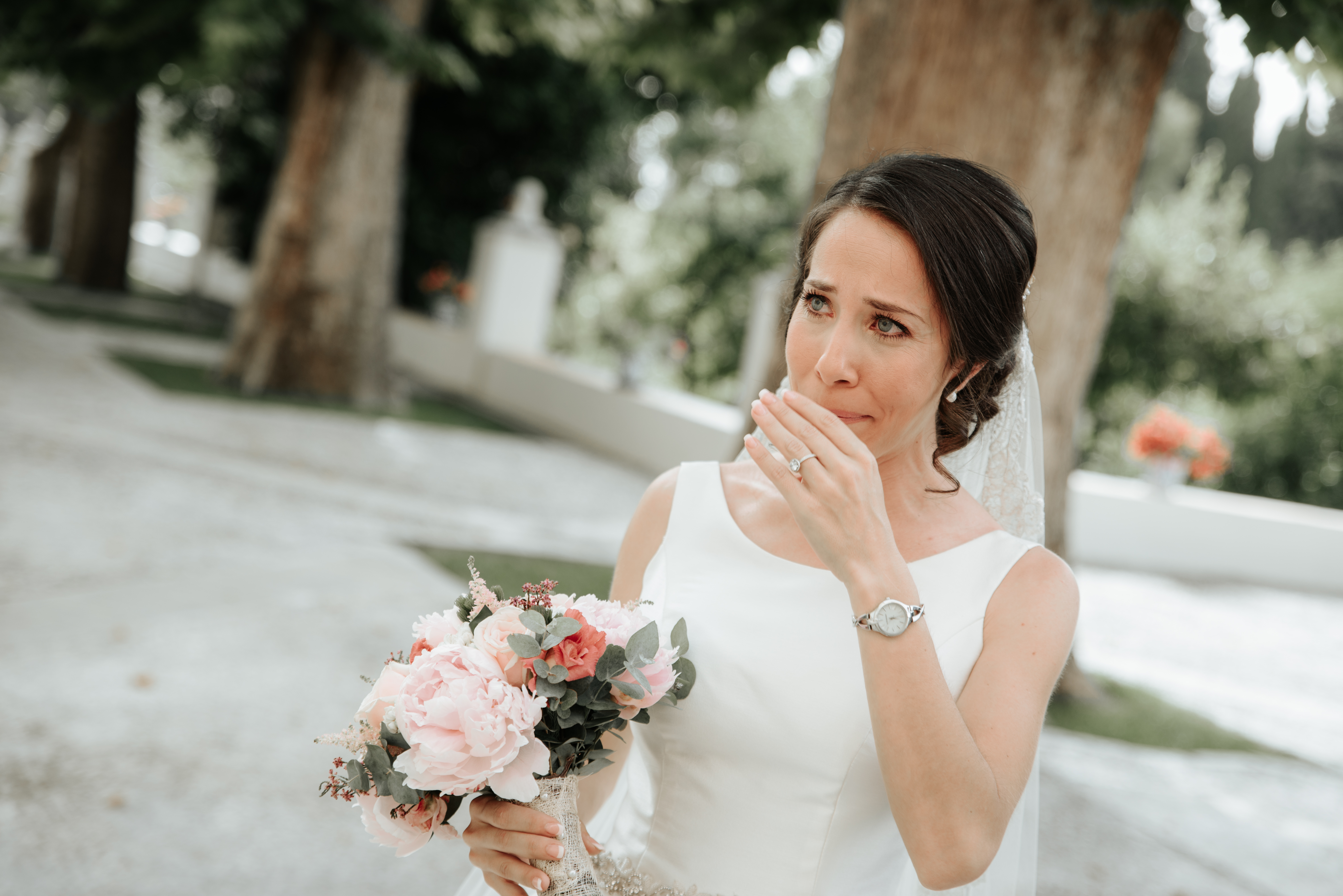 Eine weinende Braut, die einen Blumenstrauß hält | Quelle: Shutterstock