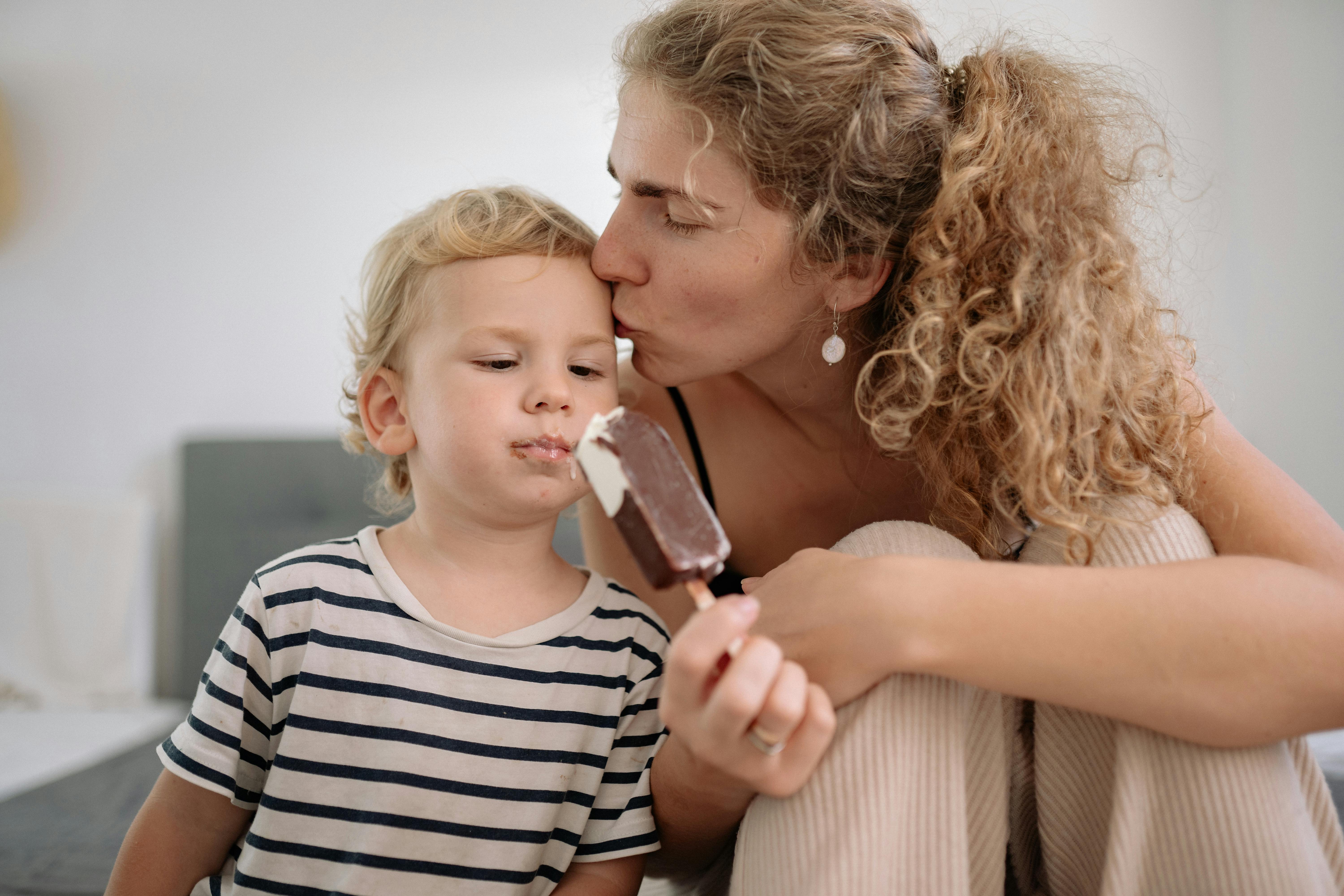 Eine glückliche Frau mit ihrem Sohn | Quelle: Pexels