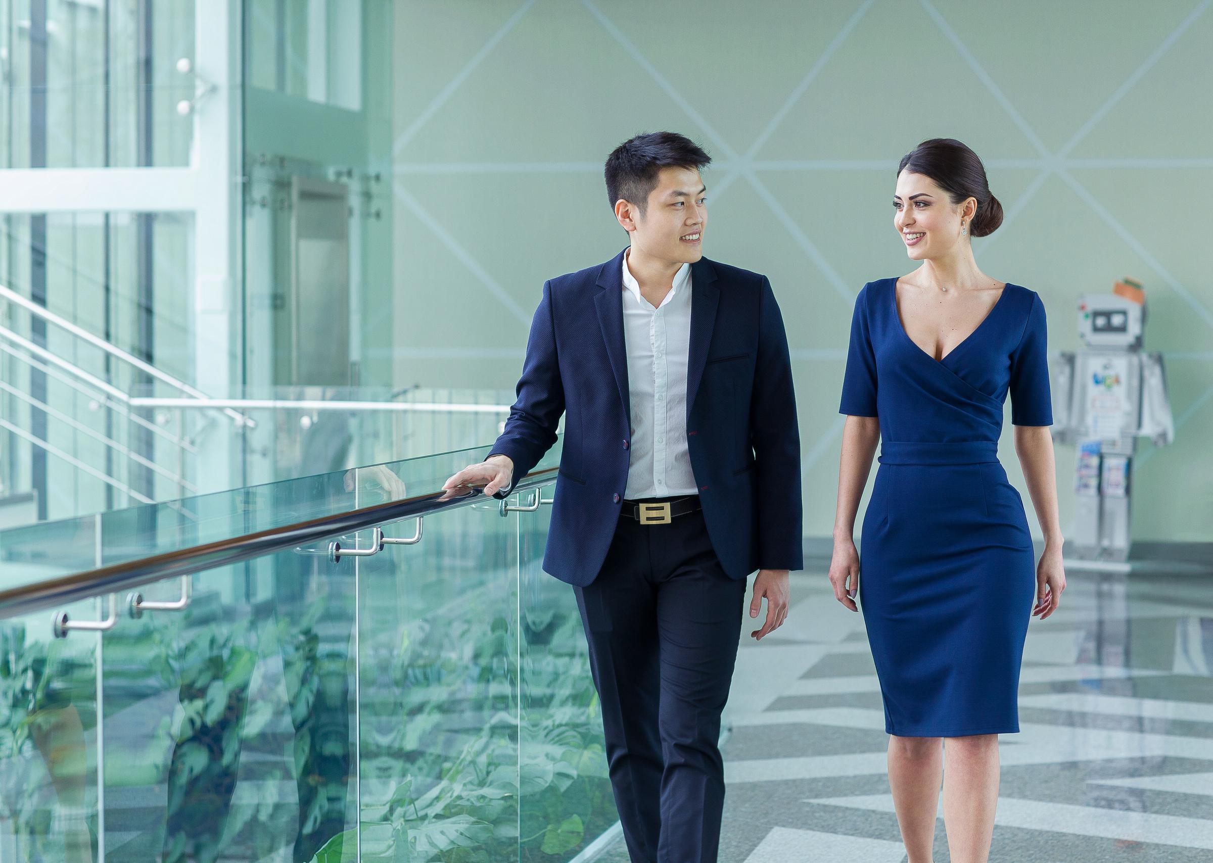 Mann und Frau gehen spazieren und unterhalten sich | Quelle: Shutterstock