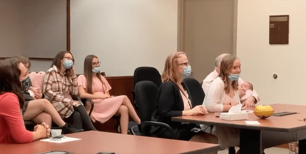 Die Familie sitzt im Gerichtsgebäude und wartet darauf, dass die Adoption offiziell bestätigt wird | Quelle: Twitter/LaurenEdwardsTV