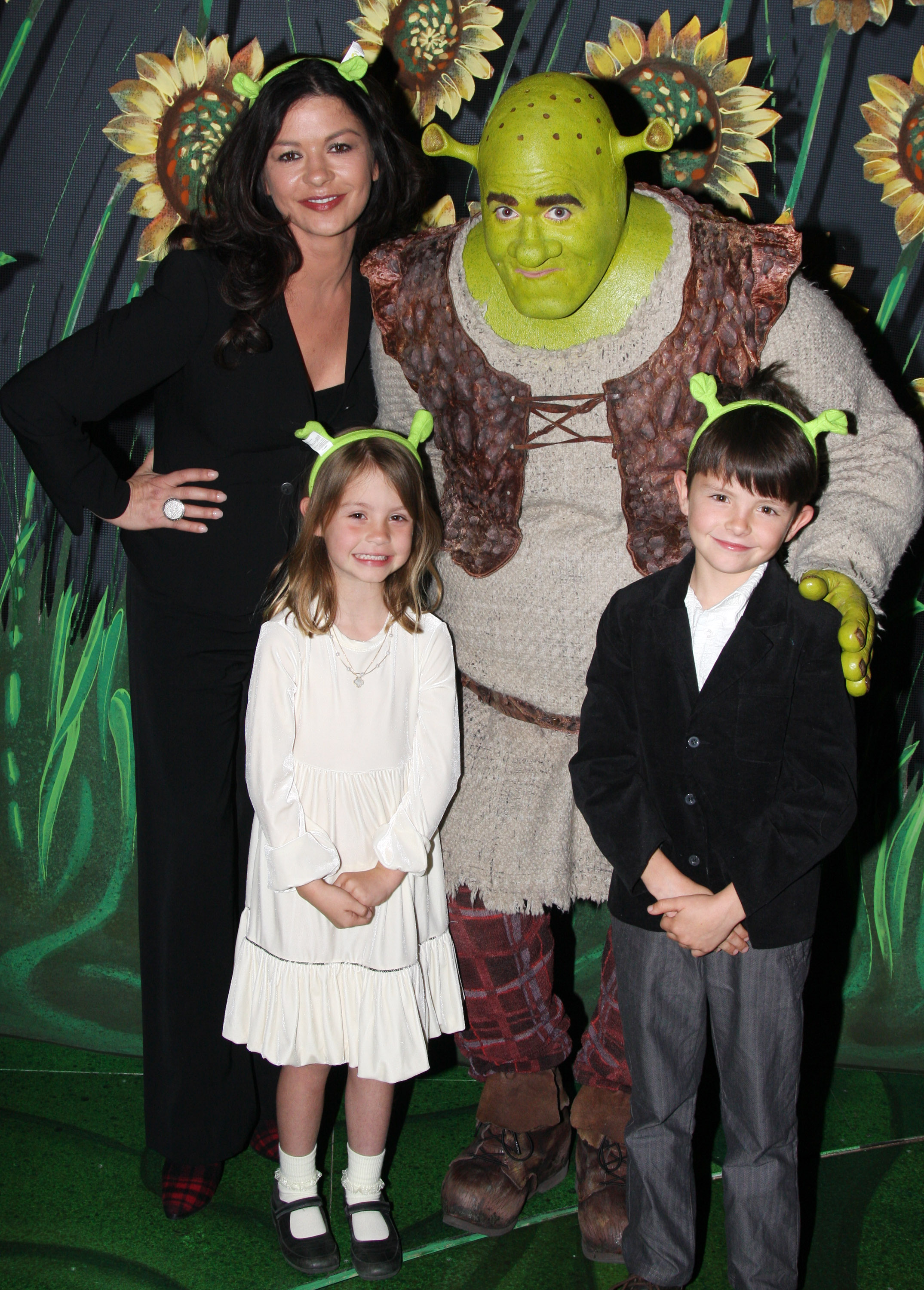 Catherine Zeta-Jones, Brian d'Arcy James als "Shrek", Carys Douglas und Dylan Douglas posieren hinter der Bühne von "Shrek: The Musical" im Broadway Theatre am 21. März 2009 in New York City | Quelle: Getty Images