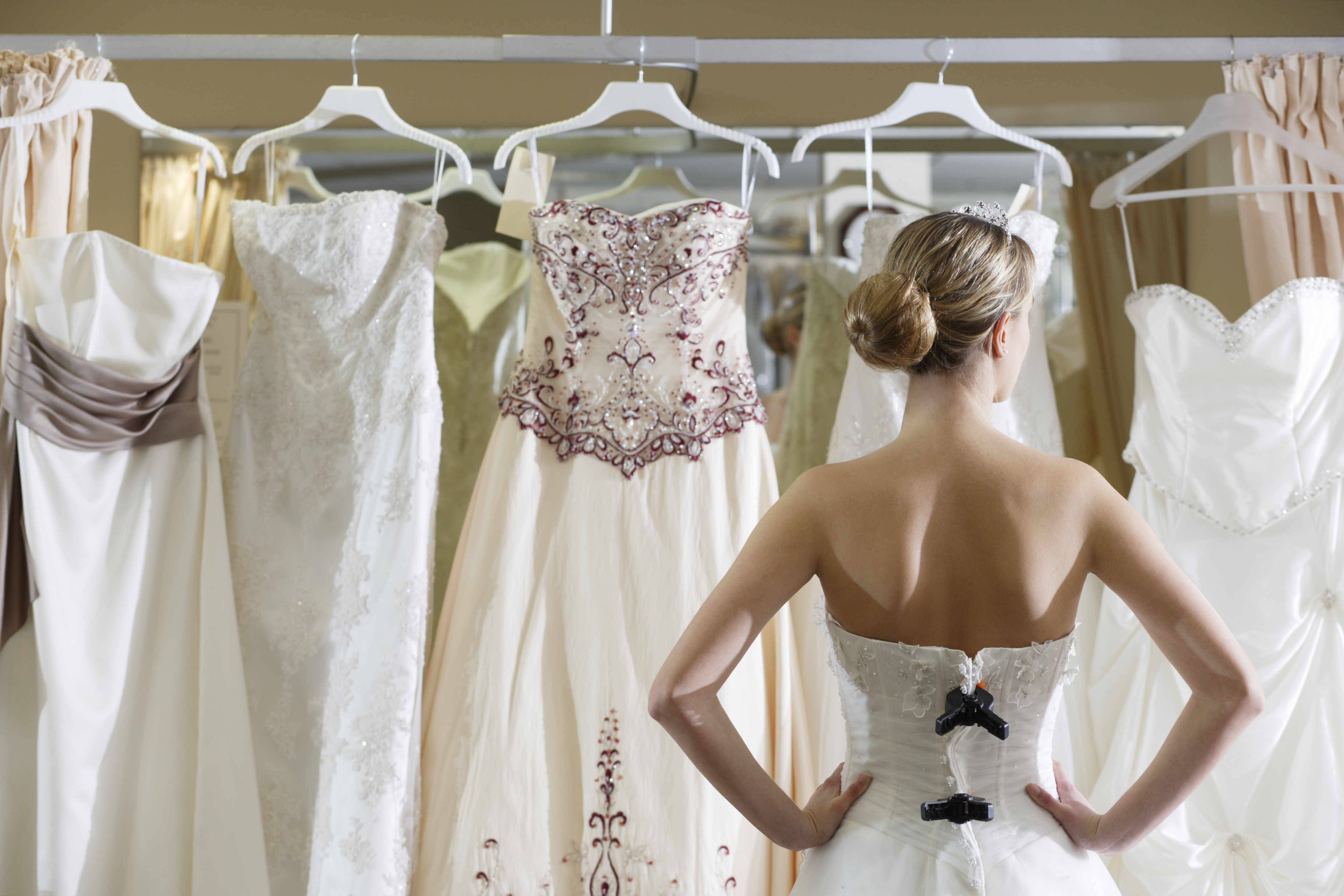 Die Braut sieht sich den Kleiderständer an | Quelle: Getty Images