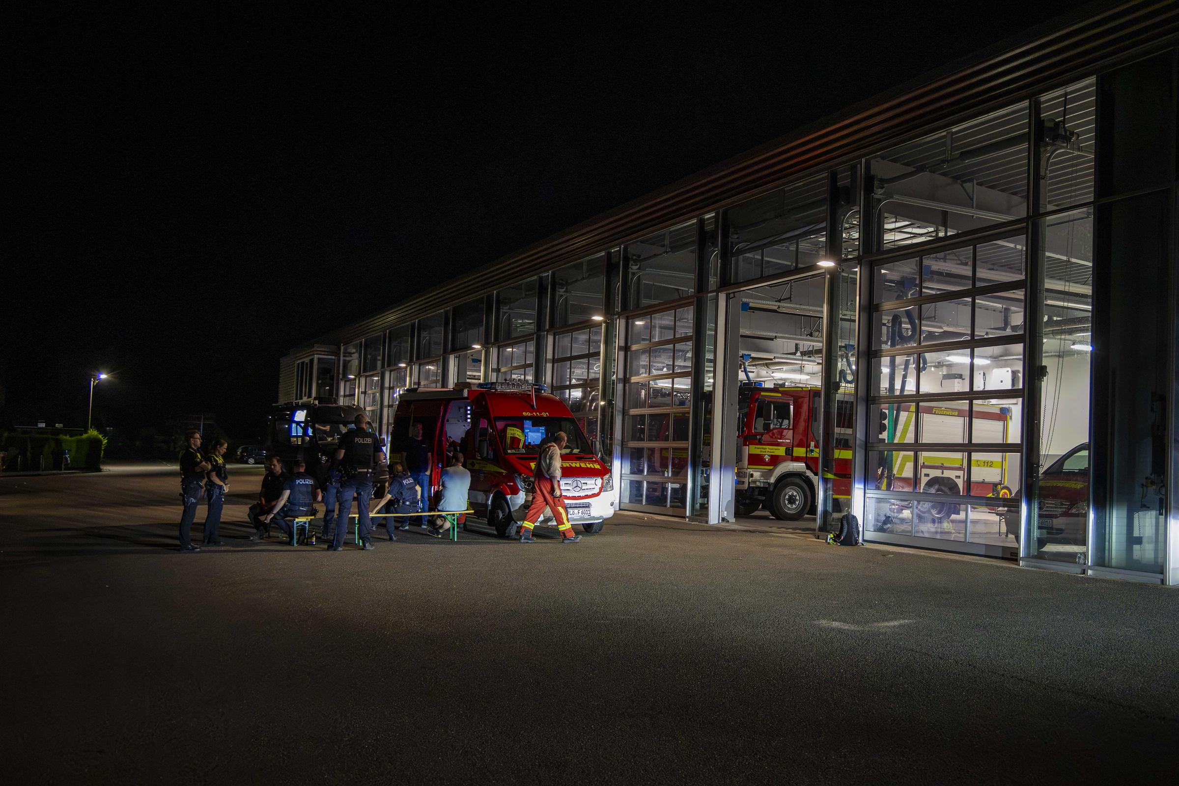 Polizei- und Feuerwehrleute versammeln sich vor der Feuerwache am 6. August 2026 in Preetz | Quelle: Getty Images