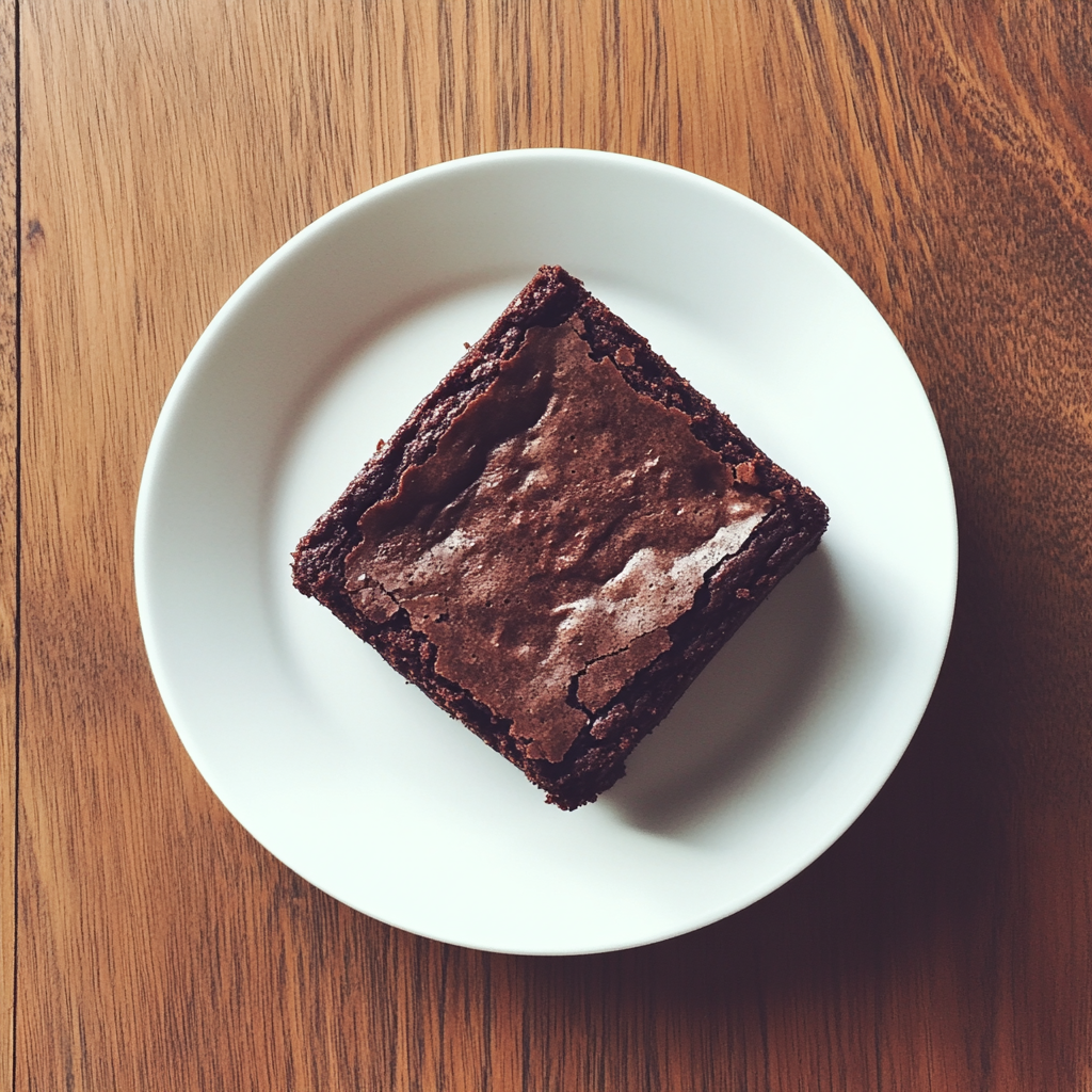 Ein Brownie auf einem Teller | Quelle: Midjourney