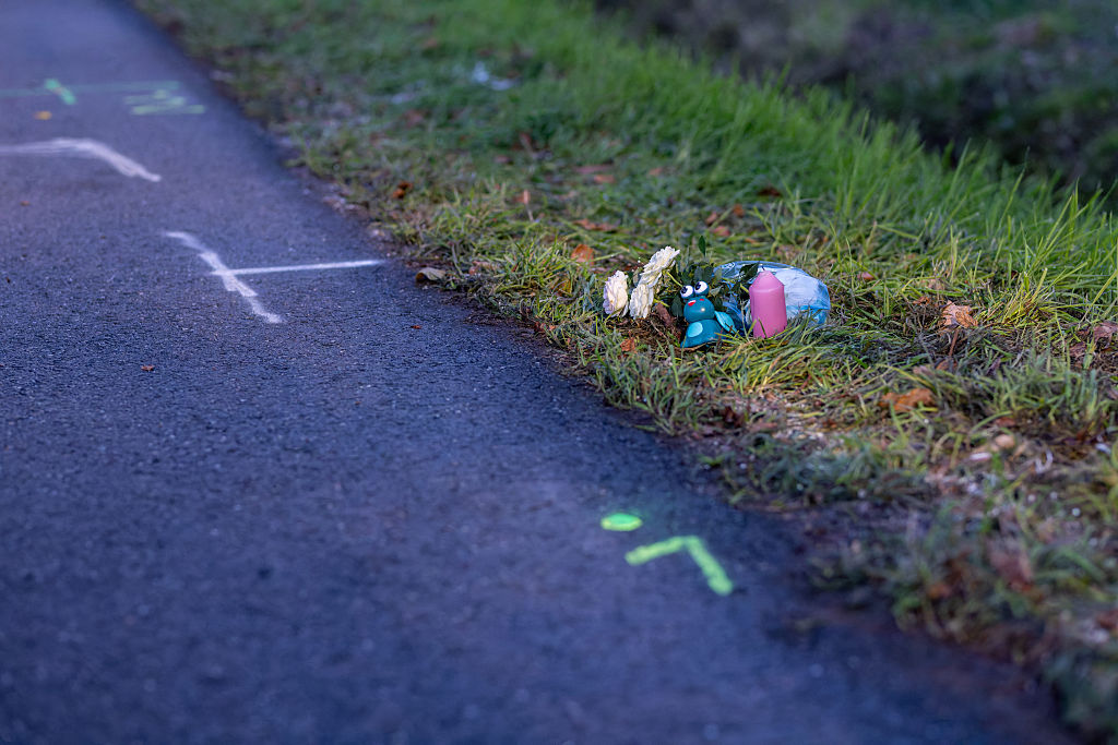 29 October 2026, Baden-Württemberg, Hausen im Wiesental: Auf dem nassen Asphalt nahe der Unfallstelle sind Markierungen und ein kleines Blumengebinde zu sehen. Eine Frau und ein Kleinkind starben heute bei einem Unfall mit einem Lkw. | Quelle: Getty Images