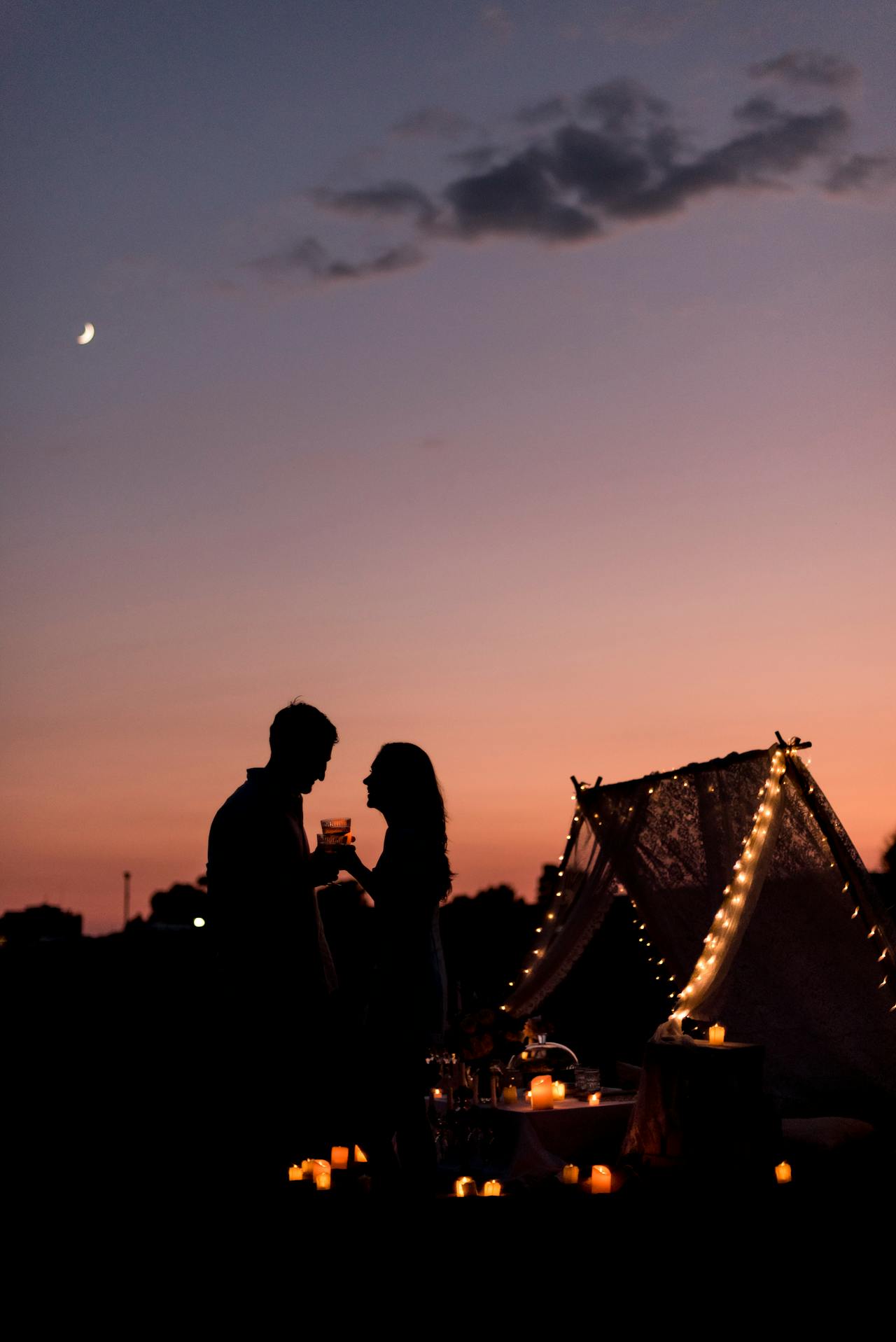 Silhouette eines romantischen Paares | Quelle: Pexels