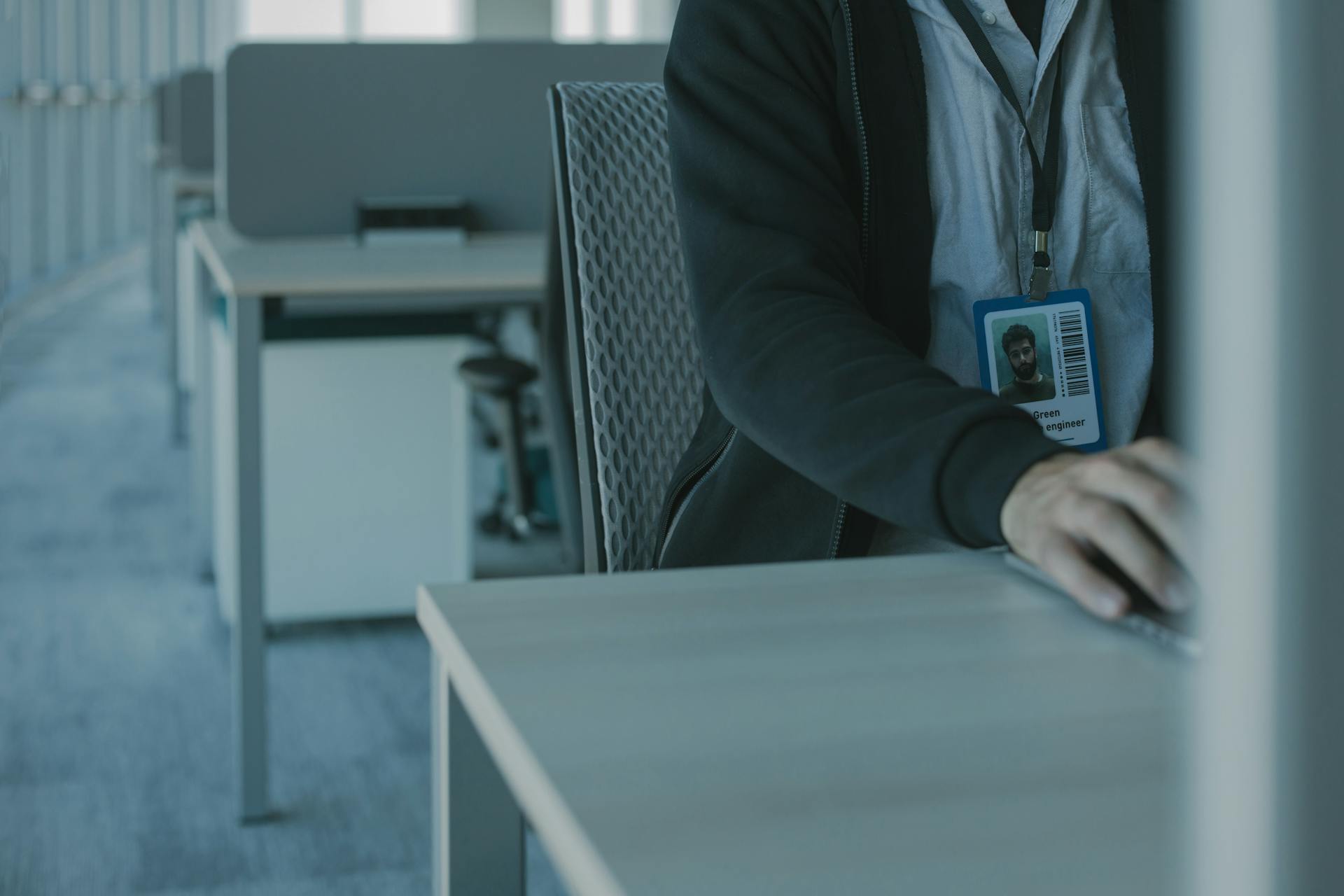 Ein Mann arbeitet in seinem Büro | Quelle: Pexels