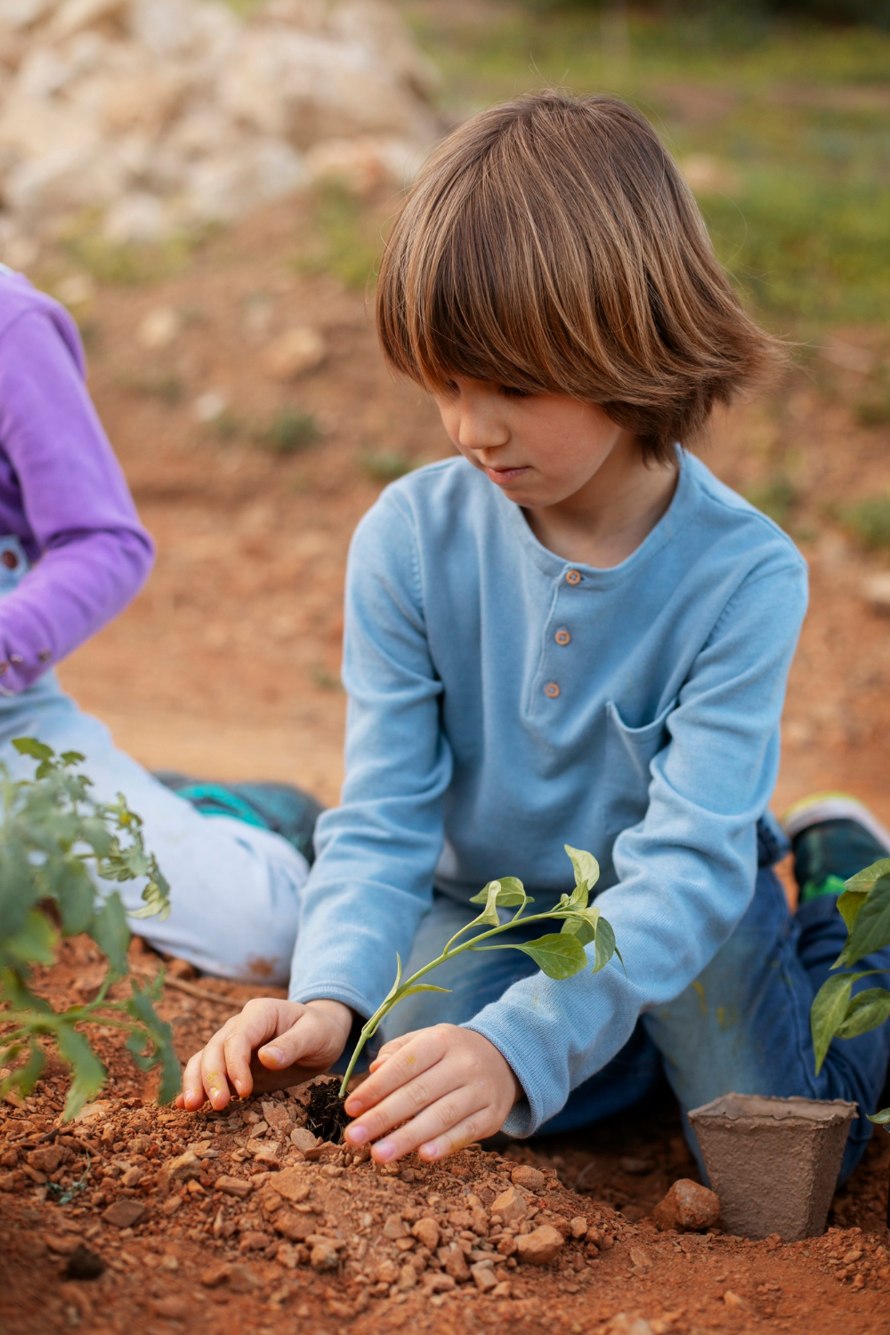 Ein kleiner Junge bei der Gartenarbeit | Quelle: Freepik