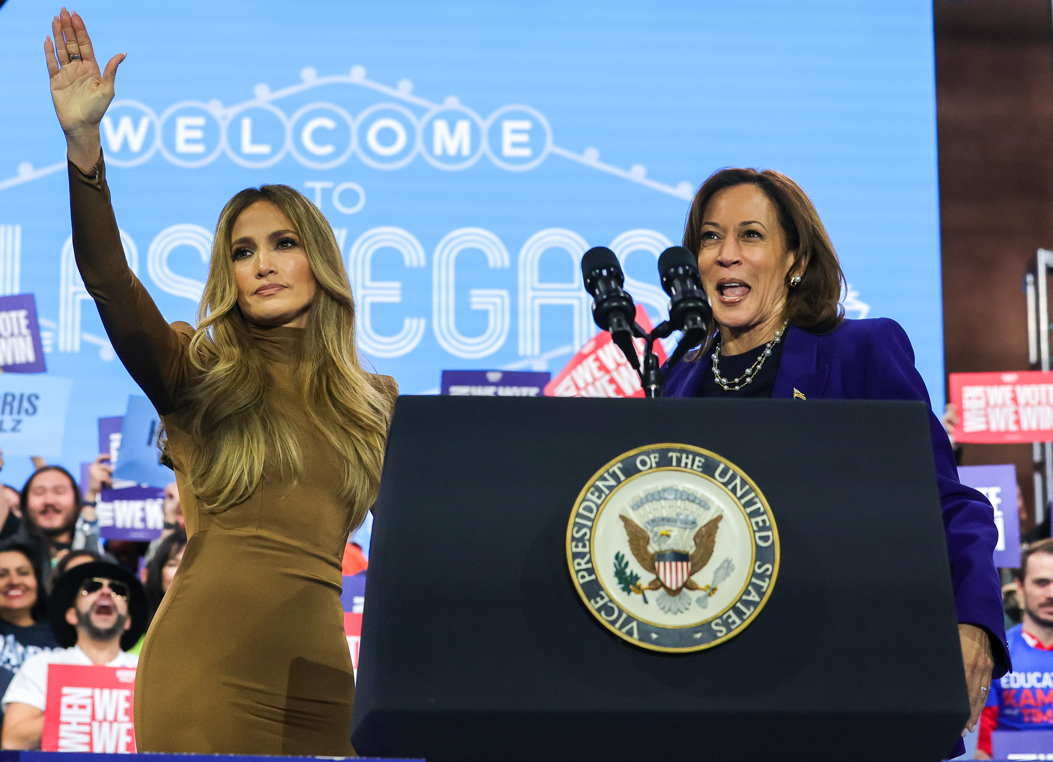 Jennifer Lopez und Vizepräsidentin Kamala Harris bei der Wahlkampfveranstaltung "When We Vote We Win" in North Las Vegas, Nevada am 31. Oktober 2024 | Quelle: Getty Images