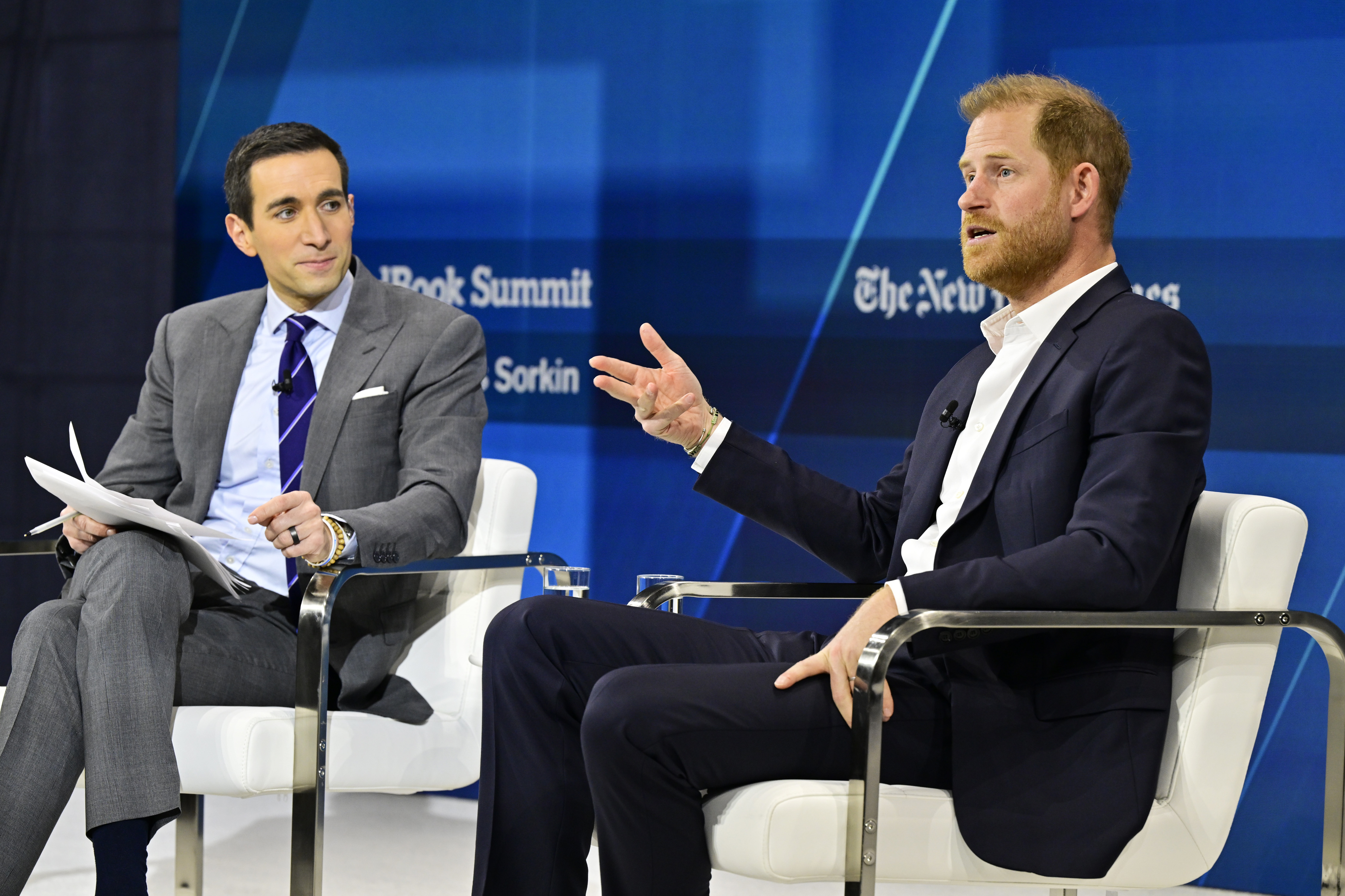 Andrew Ross Sorkin und Prinz Harry sprechen auf der Bühne während des The New York Times Dealbook Summit 2024 am 4. Dezember 2024 in New York City. | Quelle: Getty Images