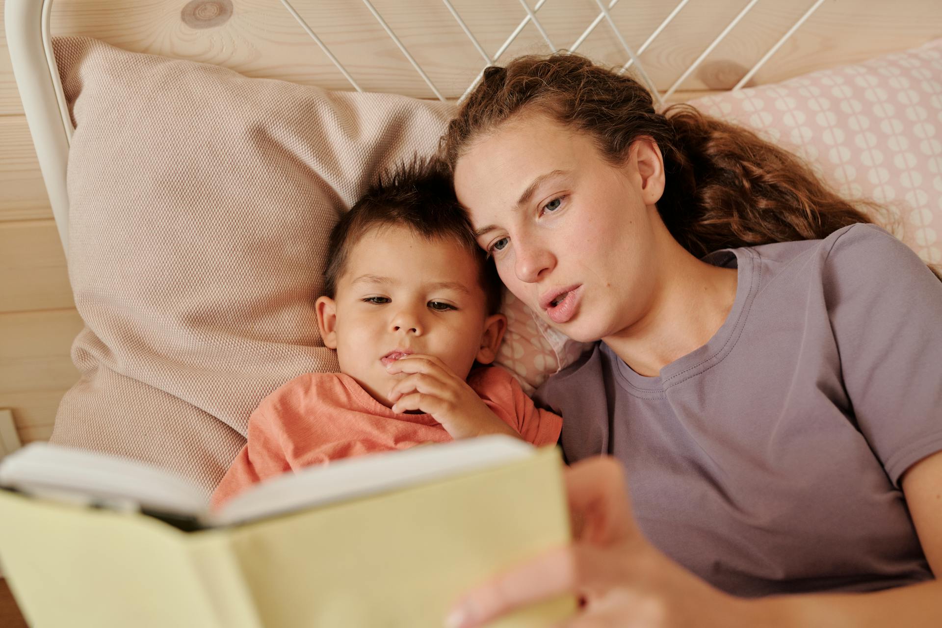 Eine Mutter liest ihrem Sohn ein Buch vor | Quelle: Pexels