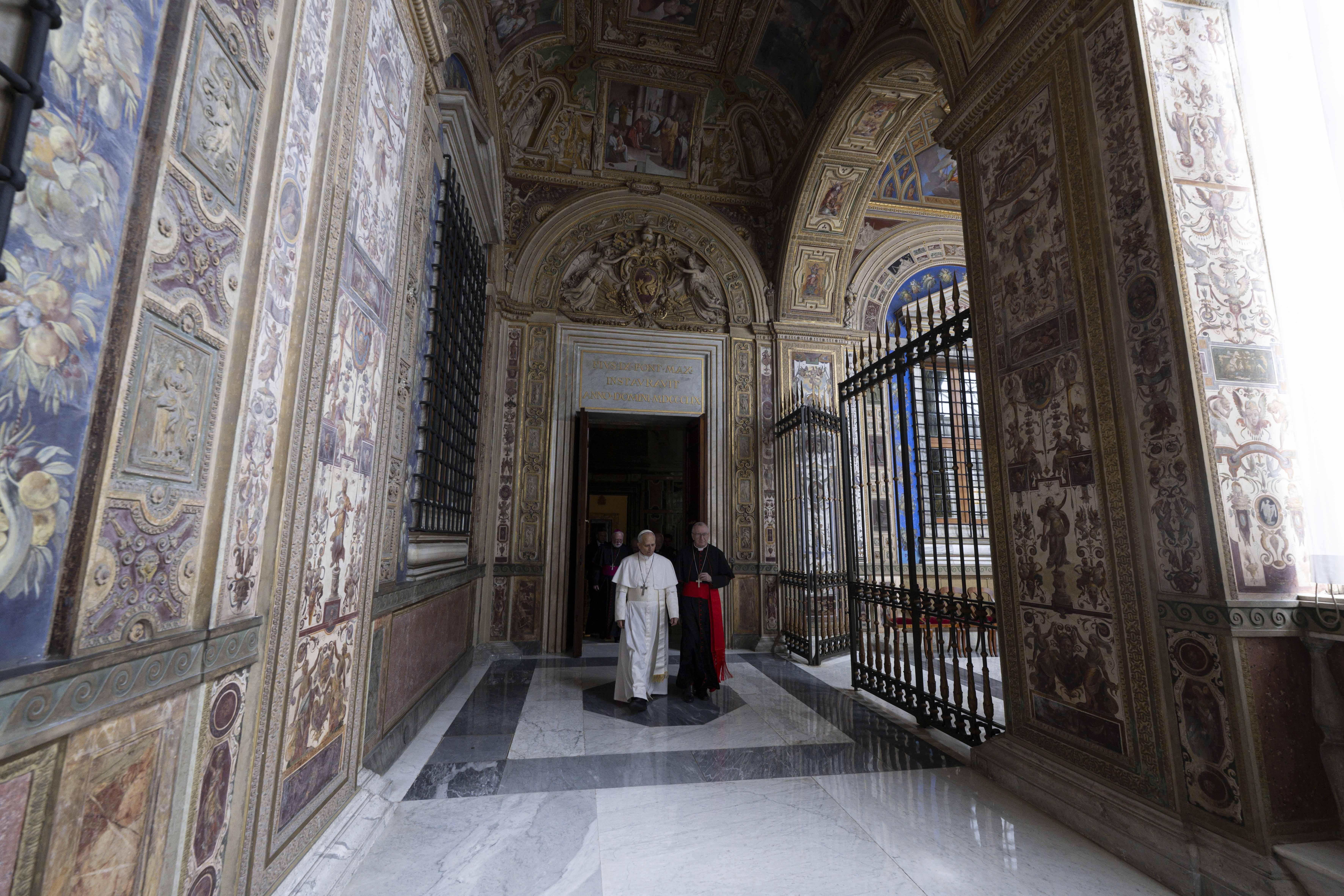 Papst Leo XIV. beim Besuch der päpstlichen Wohnung im Apostolischen Palast, am 12. Mai 2025 in der Vatikanstadt. | Quelle: Getty Images